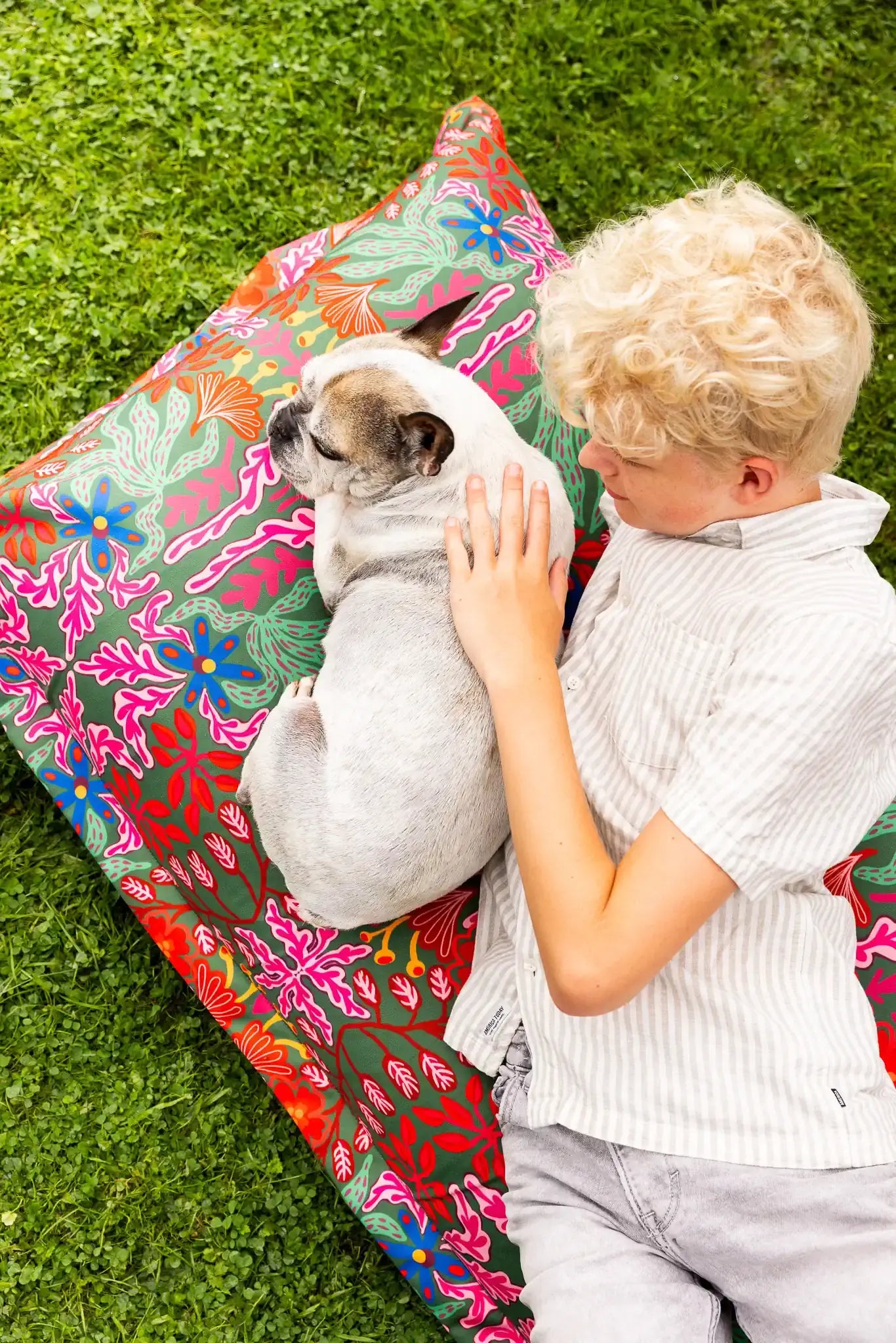 Comfortabele zitzak van Studio LilaLine met een spiegelende bloemenprint in frisgroene, roze en blauwe tinten – het patroon is sierlijk en symmetrisch, alsof twee bloemen elkaar weerspiegelen. Gemaakt van sterke, spatbestendige buitenstof, dus ideaal voor zowel binnen als buiten loungen. Deze zitzak brengt rust én kleur in elke ruimte.