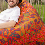Zachte en stevige zitzak van Studio LilaLine met een speelse polkadotprint in okergeel en groentinten – de vrolijke print vol bladeren en stippen geeft je interieur of tuin direct een frisse boost. De buitenstof is spatwaterbestendig, dus perfect voor relaxmomenten binnen én buiten. Ideaal om in te loungen, lezen of gewoon lekker te chillen.