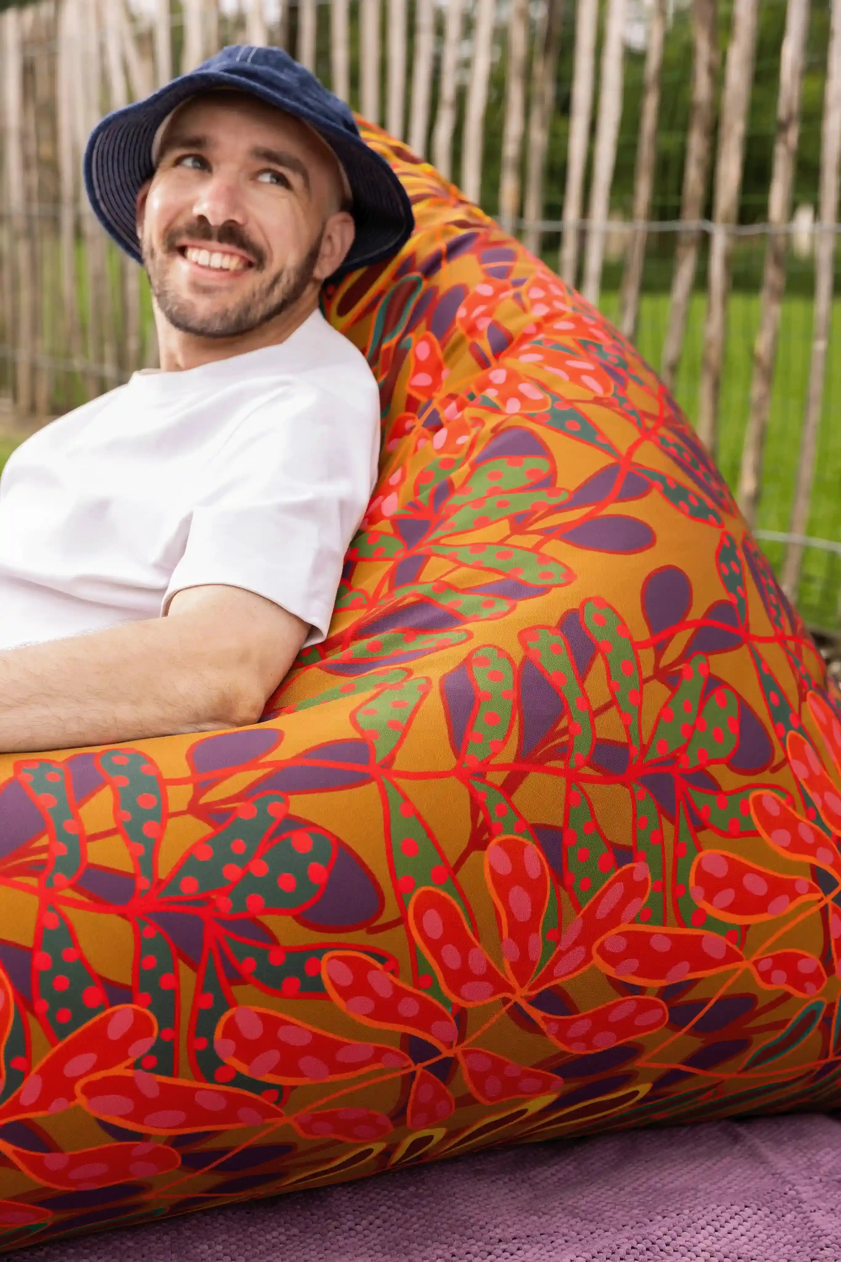 Zachte en stevige zitzak van Studio LilaLine met een speelse polkadotprint in okergeel en groentinten – de vrolijke print vol bladeren en stippen geeft je interieur of tuin direct een frisse boost. De buitenstof is spatwaterbestendig, dus perfect voor relaxmomenten binnen én buiten. Ideaal om in te loungen, lezen of gewoon lekker te chillen.