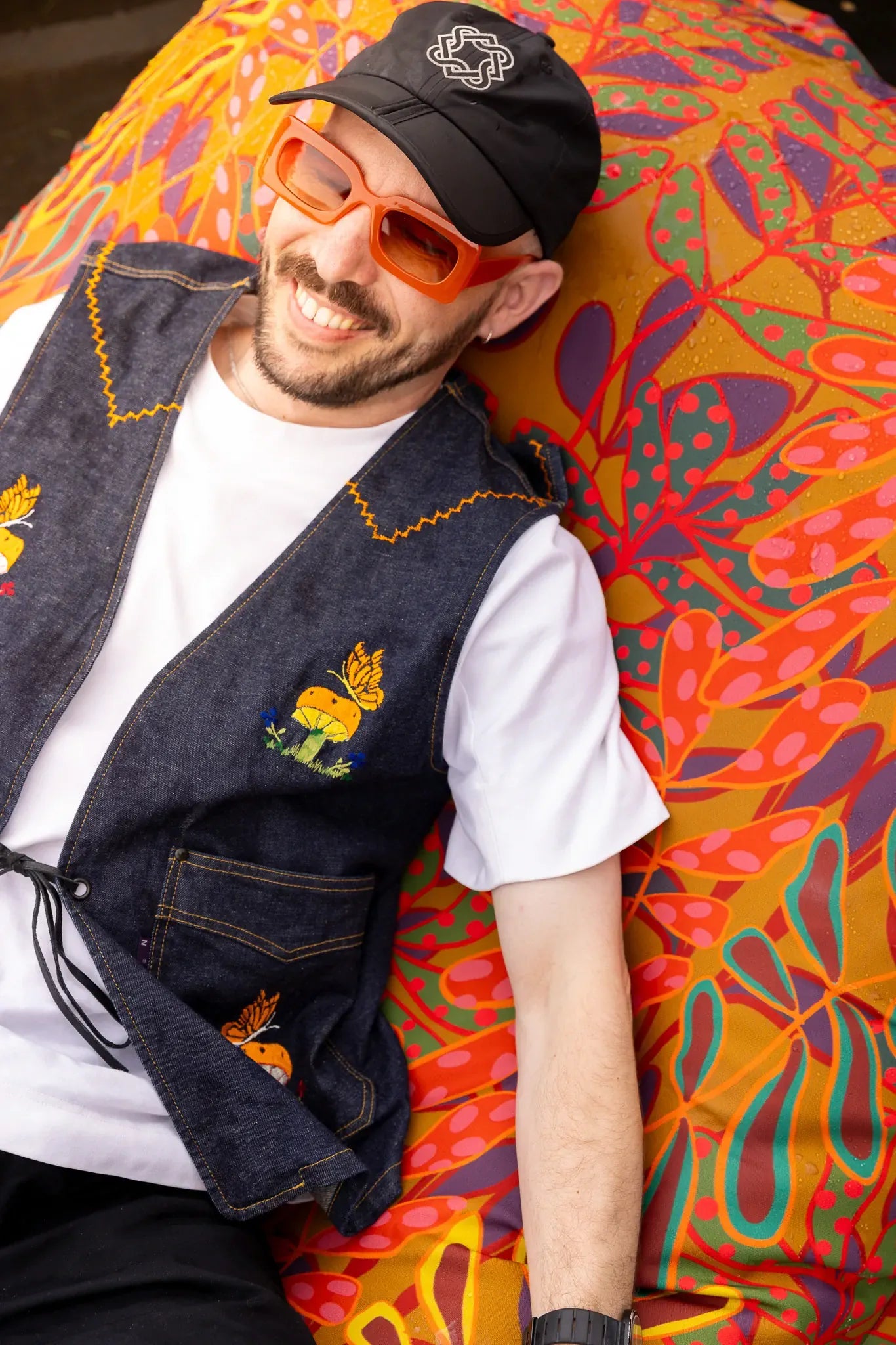 Zachte en stevige zitzak van Studio LilaLine met een speelse polkadotprint in okergeel en groentinten – de vrolijke print vol bladeren en stippen geeft je interieur of tuin direct een frisse boost. De buitenstof is spatwaterbestendig, dus perfect voor relaxmomenten binnen én buiten. Ideaal om in te loungen, lezen of gewoon lekker te chillen.