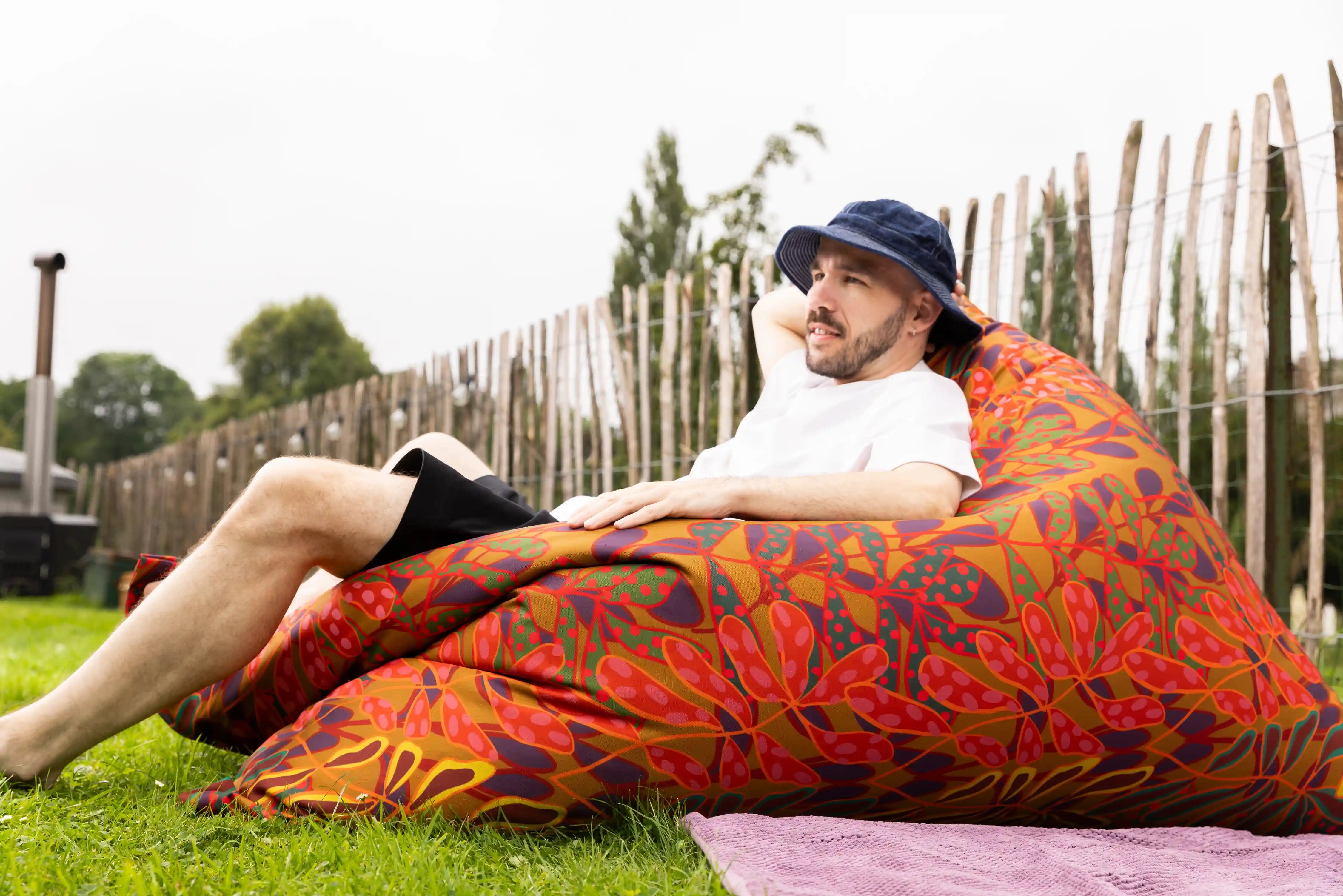 Zachte en stevige zitzak van Studio LilaLine met een speelse polkadotprint in okergeel en groentinten – de vrolijke print vol bladeren en stippen geeft je interieur of tuin direct een frisse boost. De buitenstof is spatwaterbestendig, dus perfect voor relaxmomenten binnen én buiten. Ideaal om in te loungen, lezen of gewoon lekker te chillen.