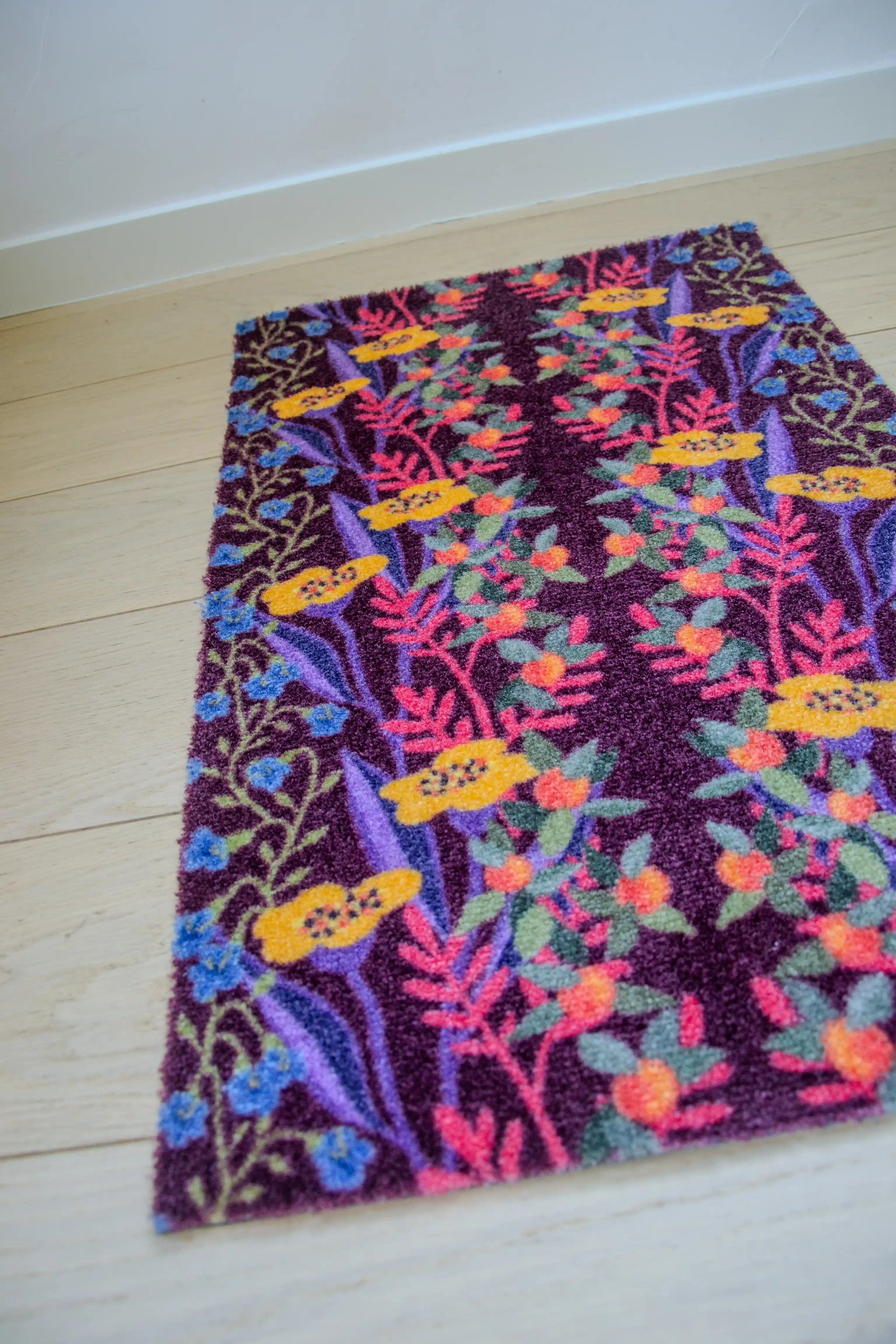Zachte, waterabsorberende badmat van Studio LilaLine met een vrolijke bessenprint in rood, geel en blauw – het patroon toont ronde, grafische vormen die speels over het oppervlak verdeeld zijn, als een modern, kleurrijk bessenveld. De kleuren brengen warmte en energie in de badkamer, terwijl de mat heerlijk zacht aanvoelt onder de voeten.