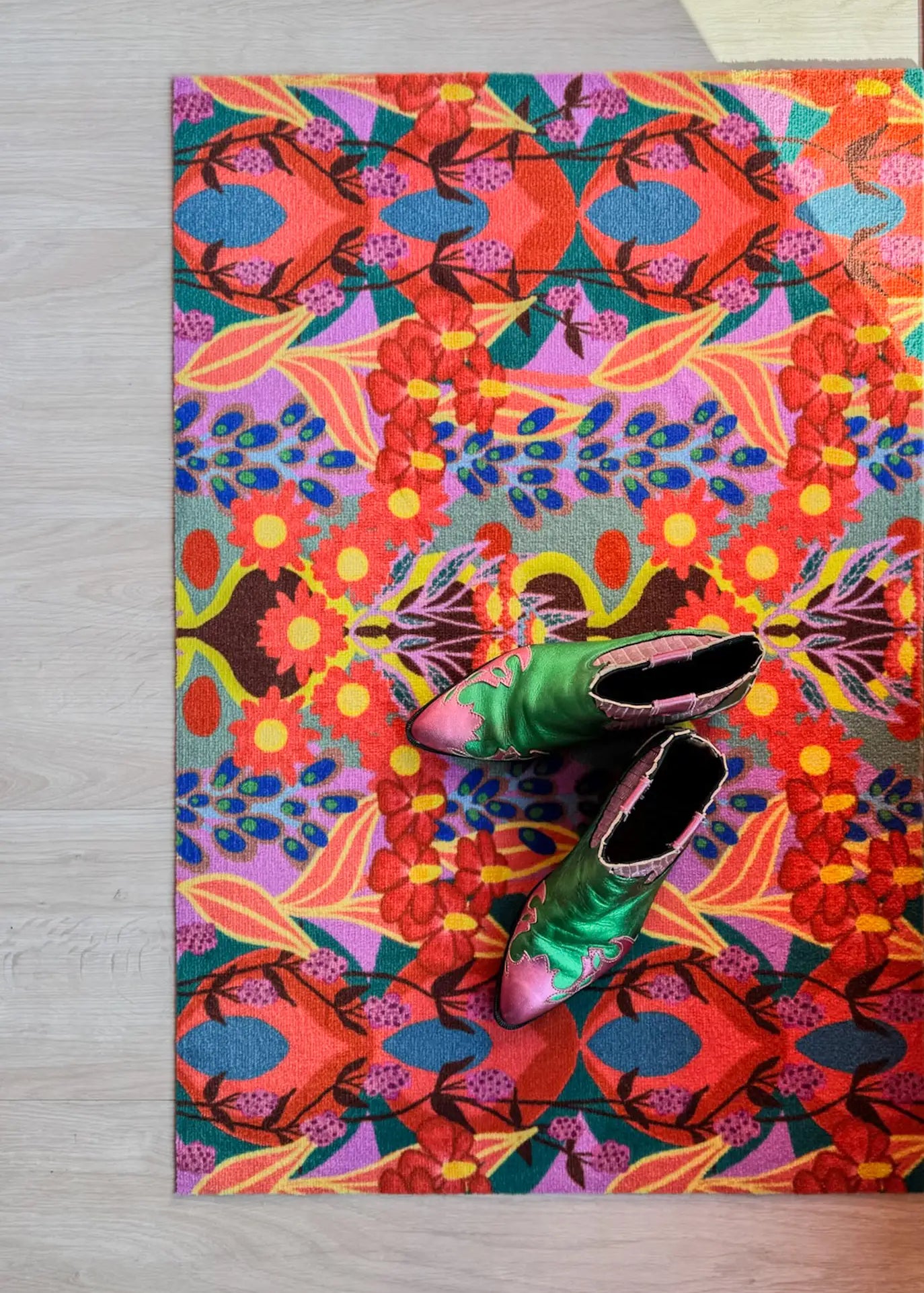 Op maat gemaakte droogloopmat Bold Retro Orange met Oranje, gele en groen retroprint – design deurmat voor binnen van Studio LilaLine