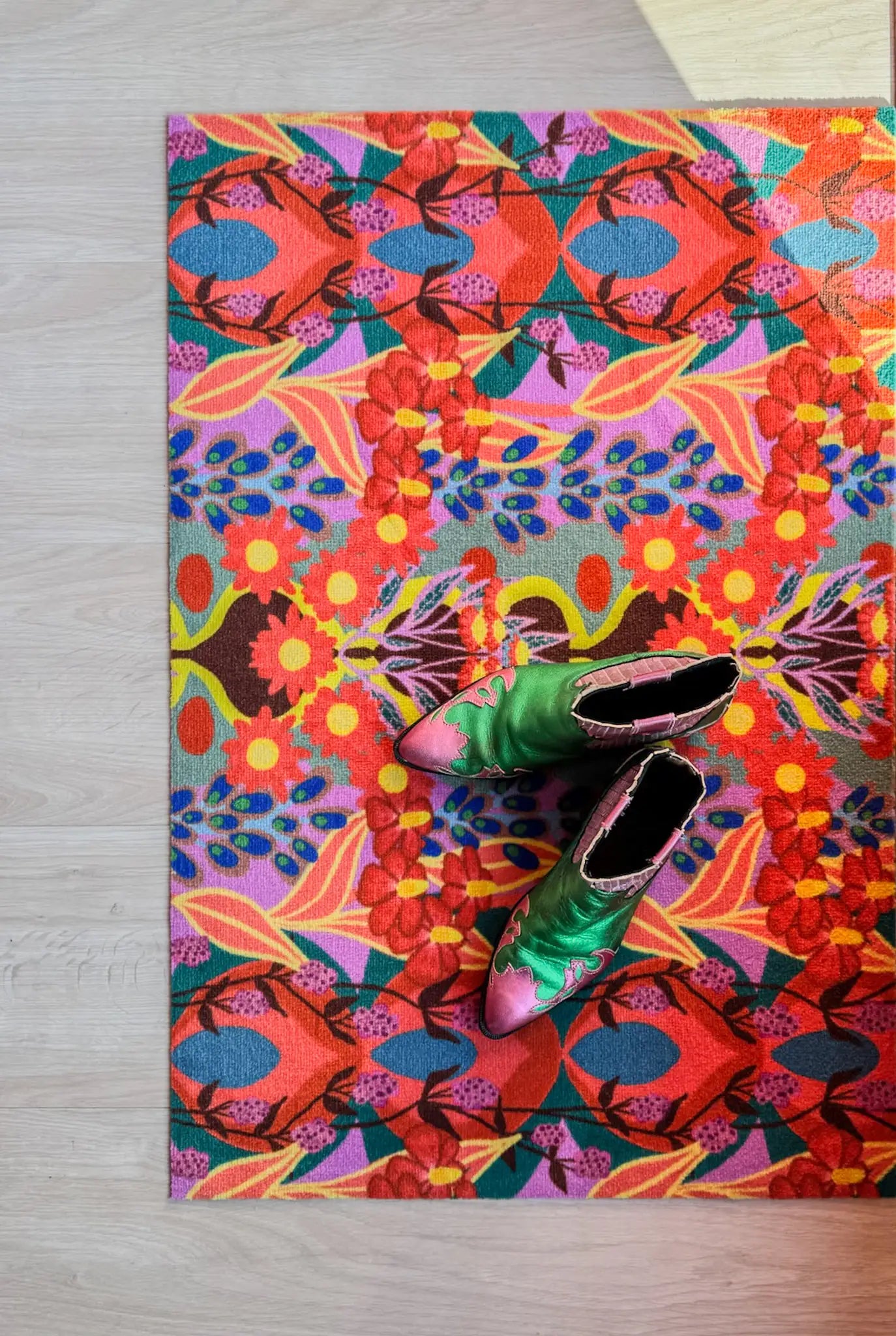 Op maat gemaakte droogloopmat Bold Retro Orange met Oranje, gele en groen retroprint – design deurmat voor binnen van Studio LilaLine