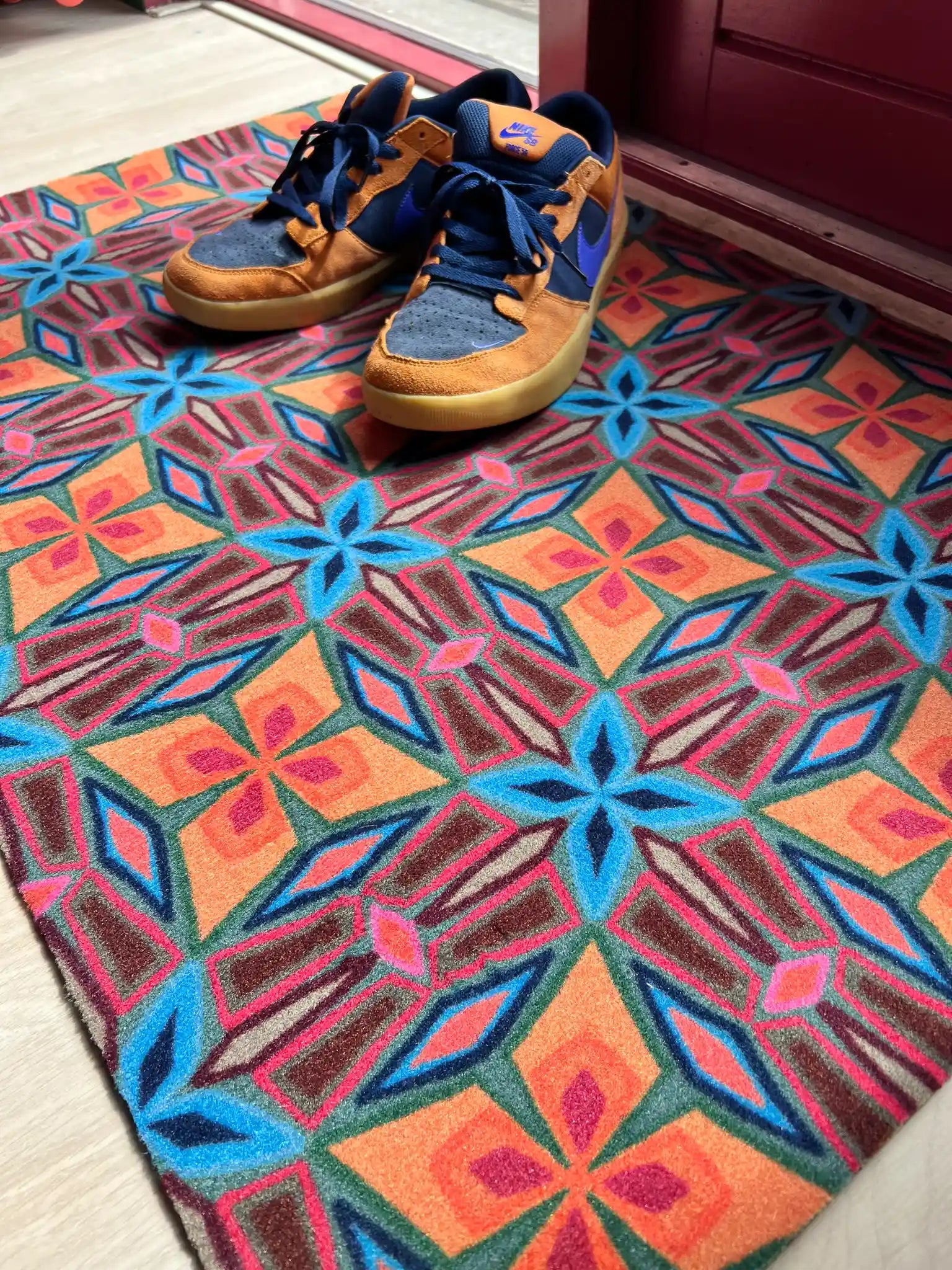 Op maat gemaakte droogloopmat Let’s Dance in the Sixties in blauw en oranje met golvende jaren 60 print – opvallende design deurmat voor binnen van Studio LilaLine