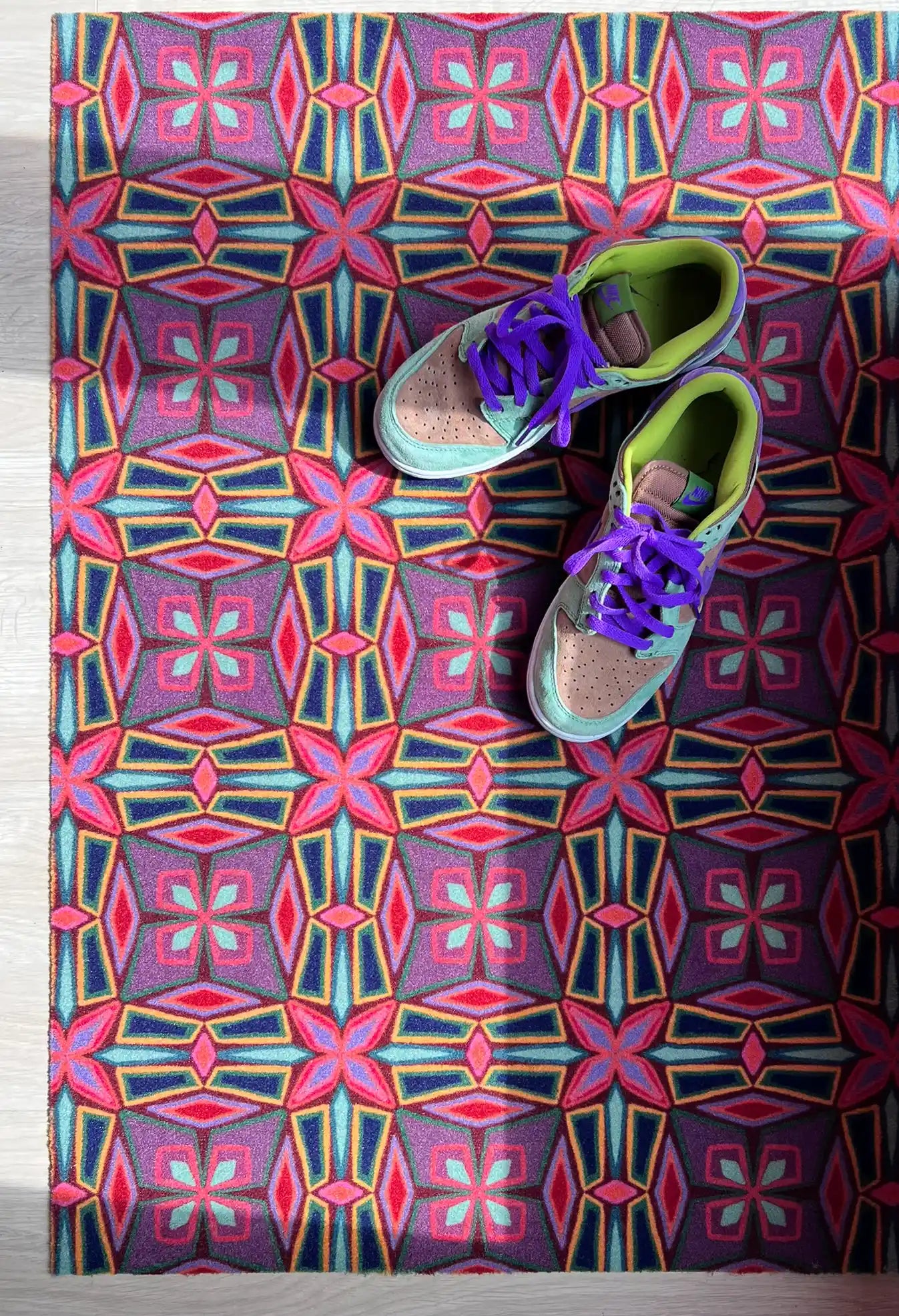 Op maat gemaakte droogloopmat Let’s Dance in the Sixties in warm roze met vintage print – vrolijke design deurmat voor binnen van Studio LilaLine