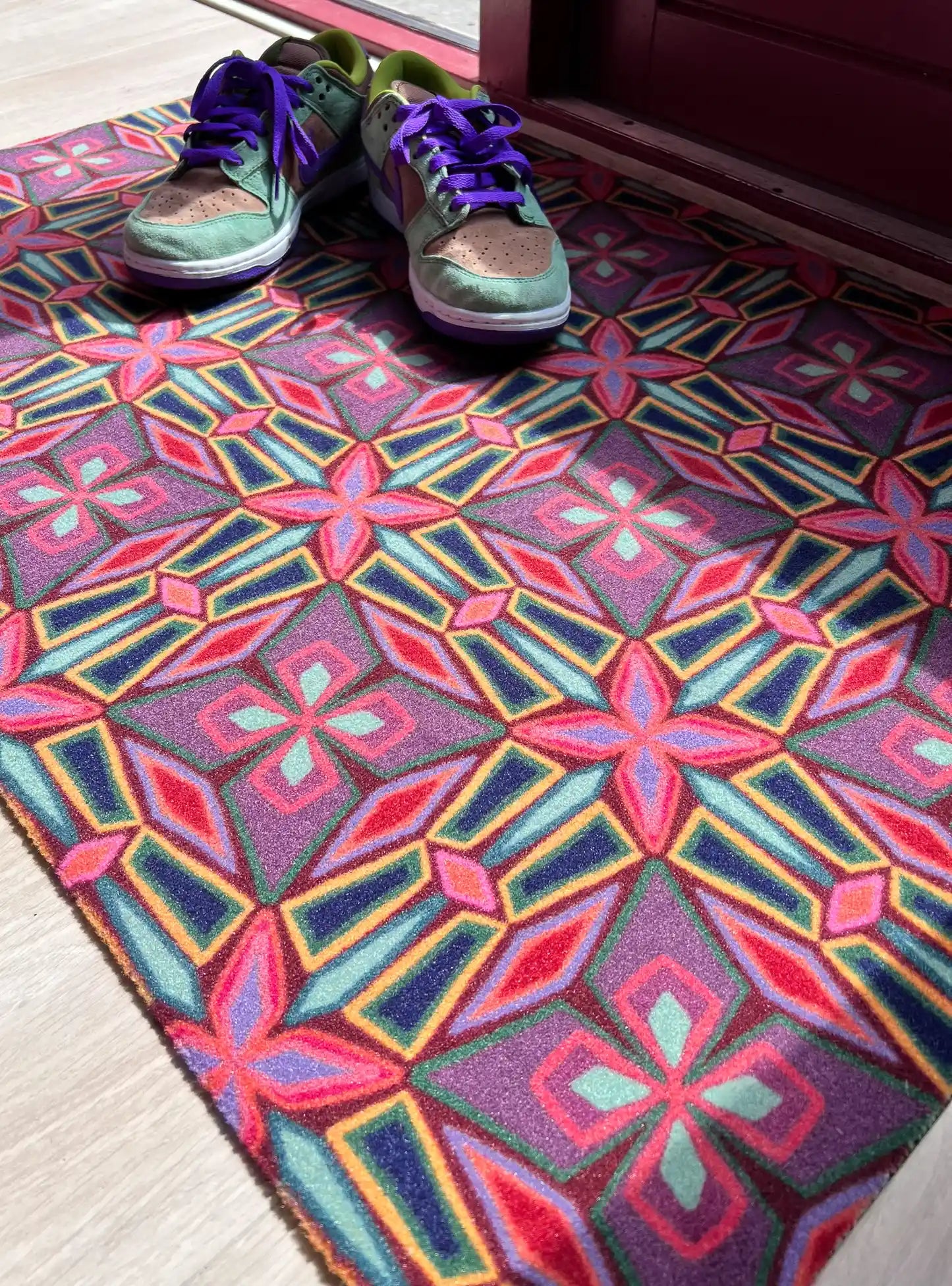 Op maat gemaakte droogloopmat Let’s Dance in the Sixties in warm roze met vintage print – vrolijke design deurmat voor binnen van Studio LilaLine