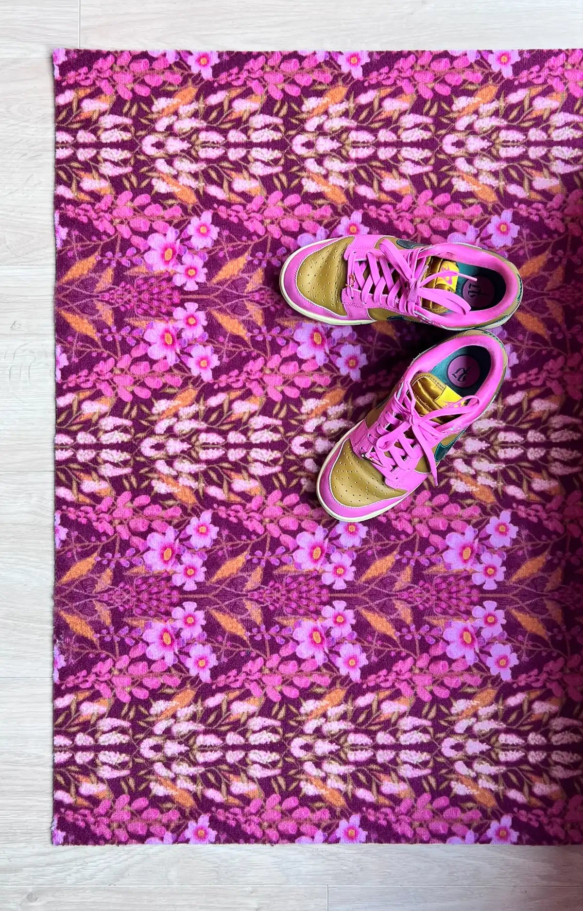 Op maat gemaakte droogloopmat Mindy Flower Boutique in dark pink met rijk bloemendesign – stijlvolle design deurmat voor binnen van Studio LilaLine