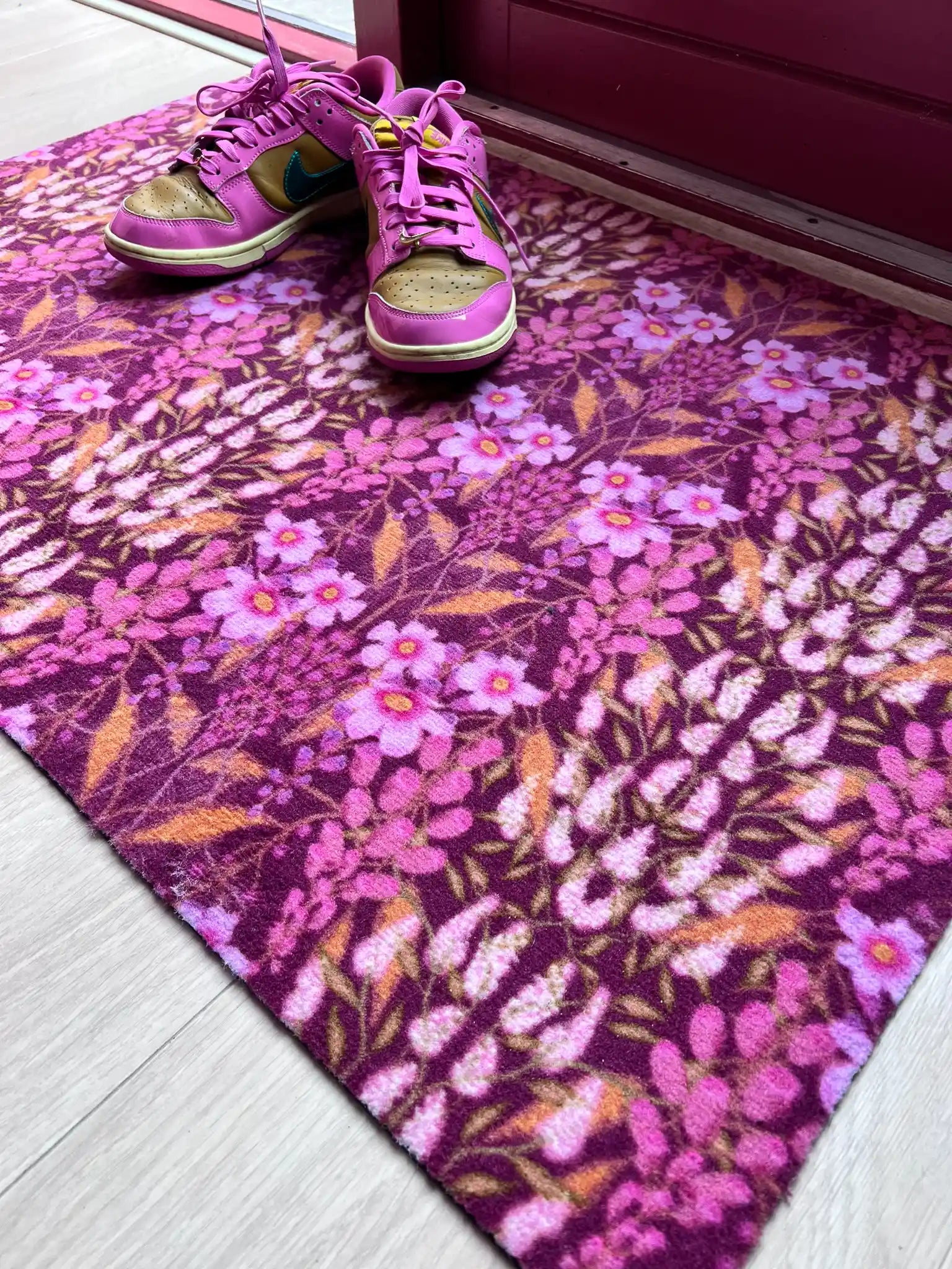 Op maat gemaakte droogloopmat Mindy Flower Boutique in dark pink met rijk bloemendesign – stijlvolle design deurmat voor binnen van Studio LilaLine