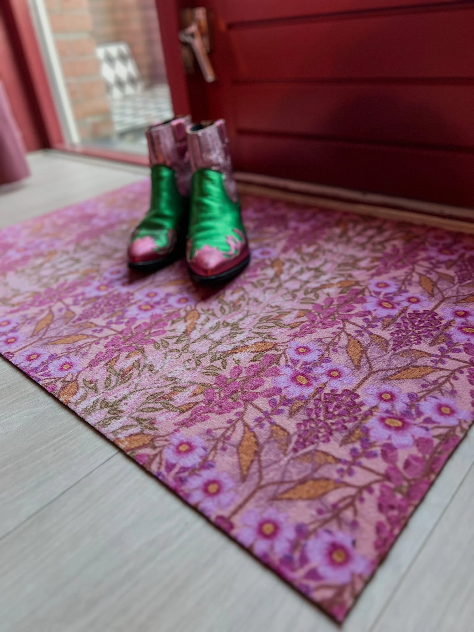 Op maat gemaakte droogloopmat Mindy Flower Boutique in soft pink met subtiele bloemenprint – elegante design deurmat voor binnen van Studio LilaLine