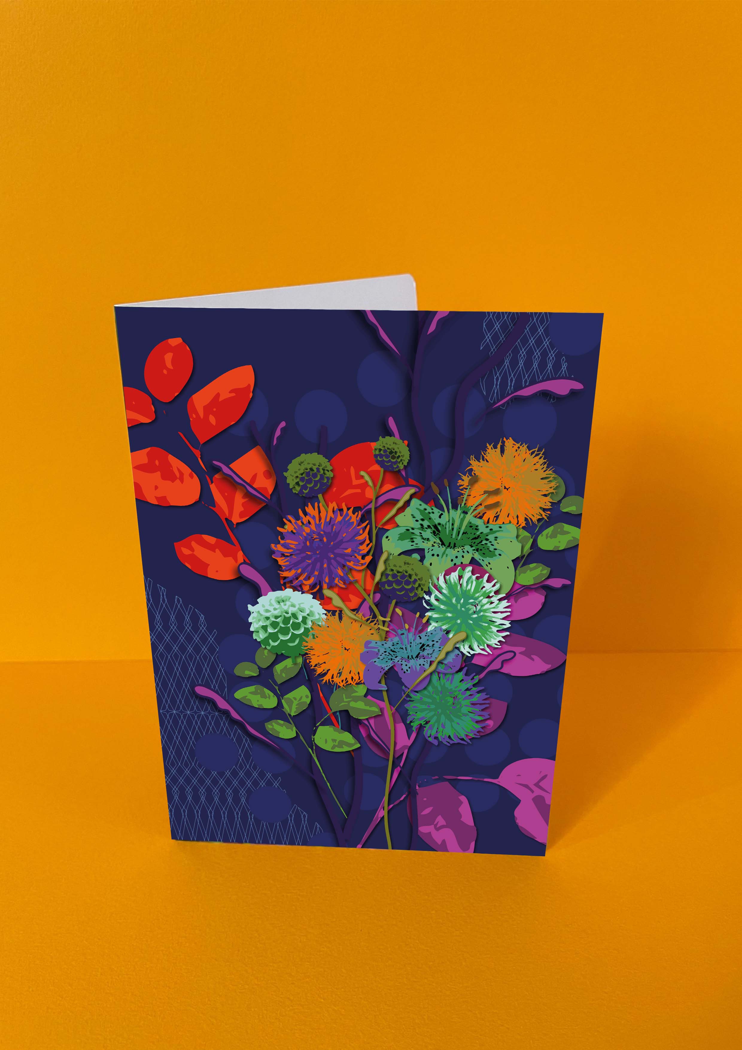 Dubbelgevouwen luxe A5-kaart van Studio LilaLine met op de voorkant een krachtige dahlia in donkerblauw, met accenten van rood en groen – de bloem is groot en gelaagd, met bloemblaadjes die als golven naar buiten krullen. De kleuren geven de kaart een intense, bijna koninklijke uitstraling. De binnenkant is blanco en extra ruim, perfect voor een persoonlijke boodschap met impact.