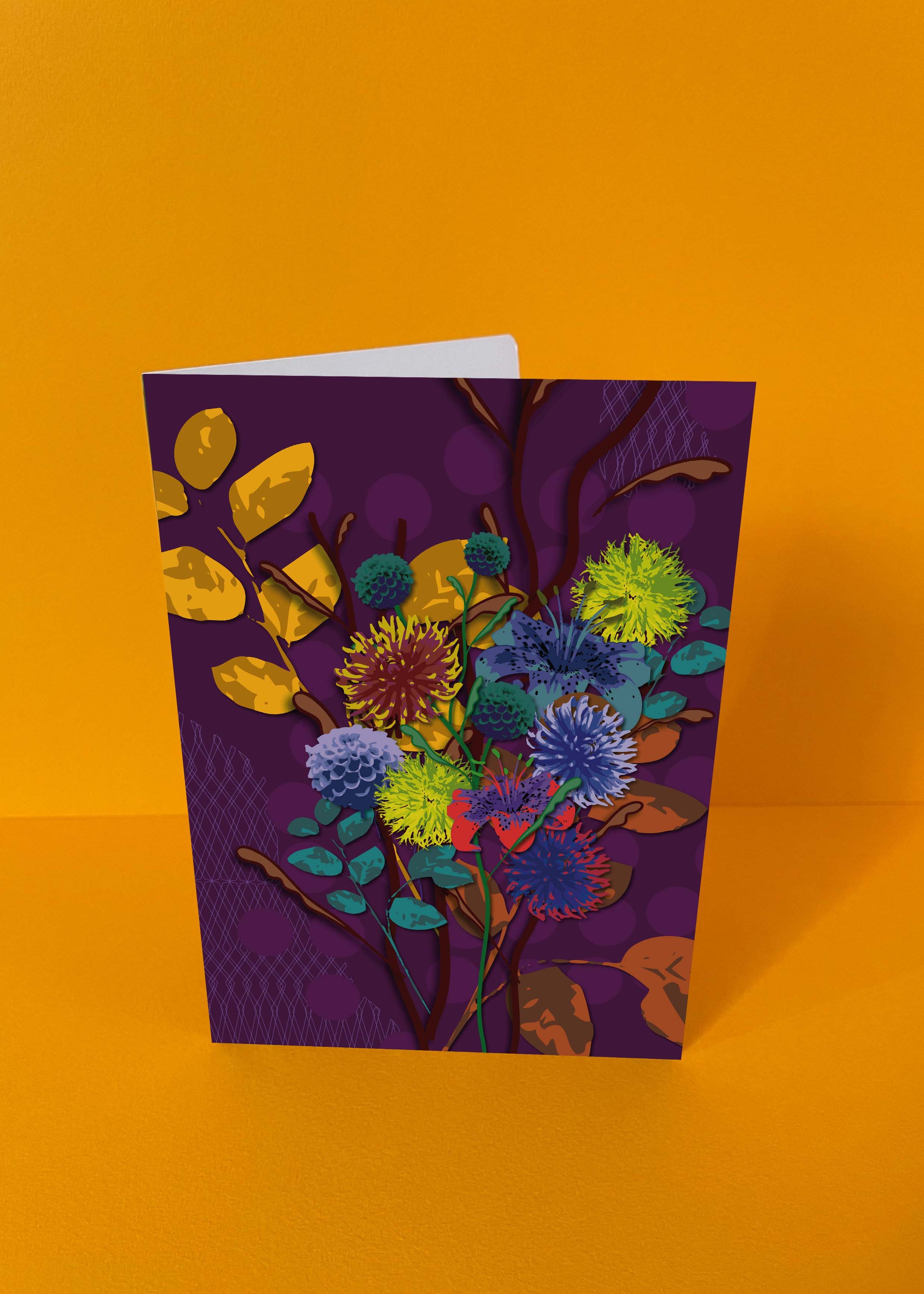 Dubbelgevouwen luxe A5-kaart van Studio LilaLine met op de voorkant een weelderige dahlia in tinten paars, blauw en geel – de bloem is groots en gelaagd, met bloemblaadjes die zich als een zonnebloem rond het hart uitvouwen. De kleuren zijn rijk en levendig, perfect om iemand op te fleuren of te verrassen. De binnenkant is royaal en blanco, ideaal voor een persoonlijke en uitgebreide boodschap.