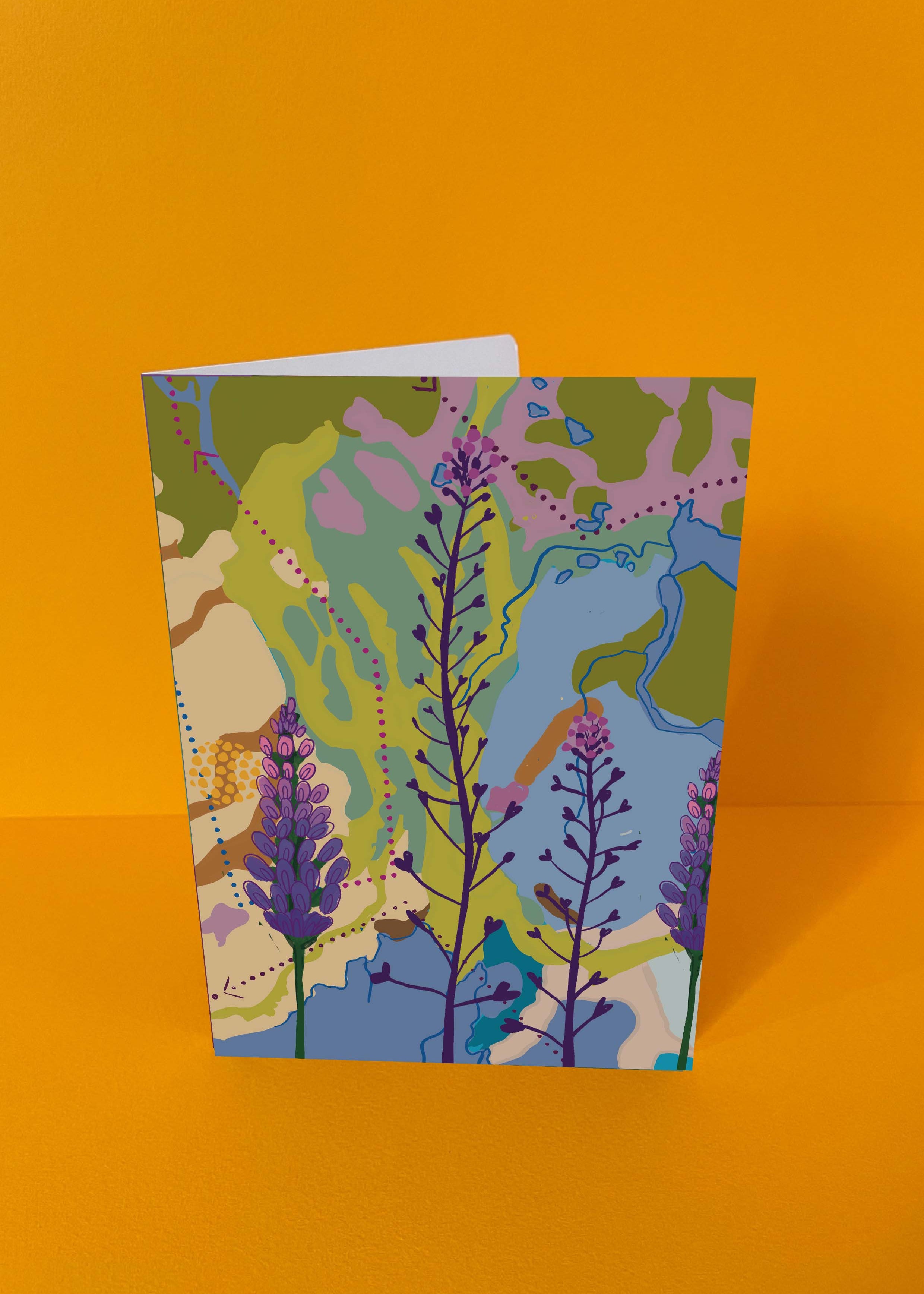 Alt-tekst:
Dubbelgevouwen luxe A5-kaart van Studio LilaLine met op de voorkant een elegante illustratie van vingerhoedskruid in tinten groen, blauw en paars – de bloemstengel buigt sierlijk omlaag, met klokvormige bloemen die als een ketting van belletjes naar beneden hangen. De uitstraling is kalm, botanisch en een tikkeltje magisch. De binnenkant is blanco en biedt volop ruimte voor een liefdevolle of bemoedigende boodschap.