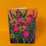 Dubbelgevouwen luxe A5-kaart van Studio LilaLine met op de voorkant een levendige illustratie van een wilde bloem in zonnig geel met accenten van roze – de bloem straalt warmte en vrolijkheid uit, met speelse vormen die dansen op het papier. Het geheel voelt als een zomerse veldbloem vol licht. De binnenkant is blanco en extra ruim, perfect voor een liefdevolle, feestelijke of bemoedigende boodschap.