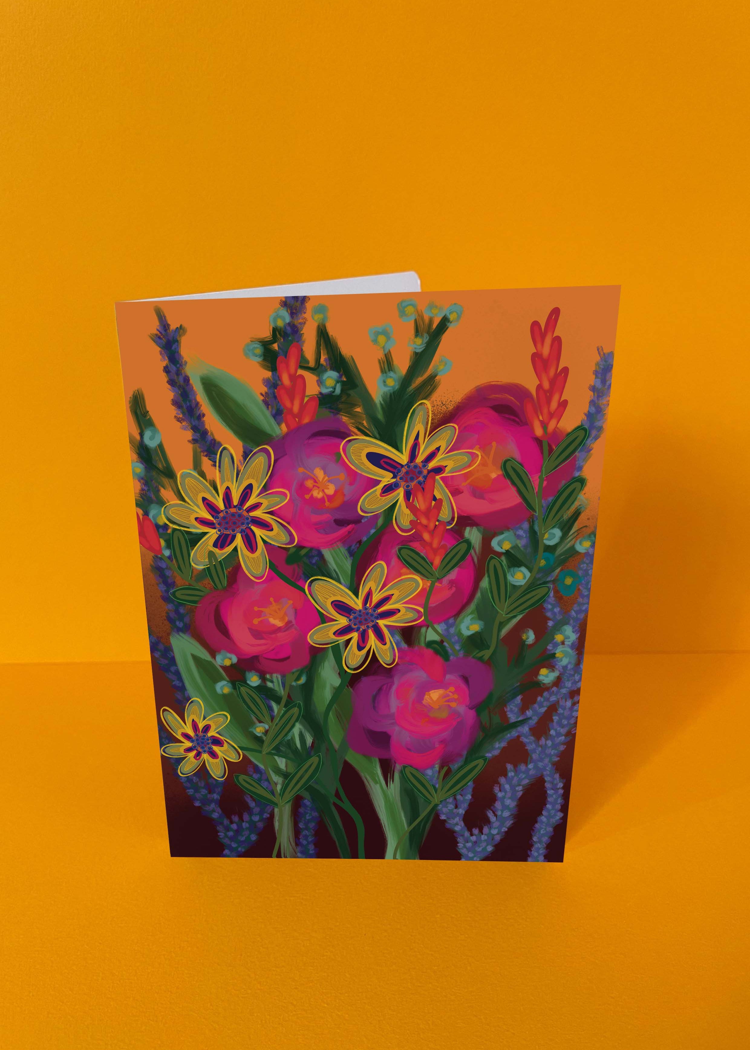 Dubbelgevouwen luxe A5-kaart van Studio LilaLine met op de voorkant een levendige illustratie van een wilde bloem in zonnig geel met accenten van roze – de bloem straalt warmte en vrolijkheid uit, met speelse vormen die dansen op het papier. Het geheel voelt als een zomerse veldbloem vol licht. De binnenkant is blanco en extra ruim, perfect voor een liefdevolle, feestelijke of bemoedigende boodschap.