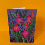 Dubbelgevouwen luxe A5-kaart van Studio LilaLine met op de voorkant een expressieve illustratie van een wilde bloem in paarse tinten, met accenten van roze en groen – de bloem heeft een losse, natuurlijke vorm en lijkt spontaan uit een veld geplukt. De stijl is speels en krachtig tegelijk, met een artistieke uitstraling. De binnenkant is blanco en biedt volop ruimte voor een persoonlijke boodschap vol gevoel.