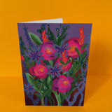 Dubbelgevouwen luxe A5-kaart van Studio LilaLine met op de voorkant een expressieve illustratie van een wilde bloem in paarse tinten, met accenten van roze en groen – de bloem heeft een losse, natuurlijke vorm en lijkt spontaan uit een veld geplukt. De stijl is speels en krachtig tegelijk, met een artistieke uitstraling. De binnenkant is blanco en biedt volop ruimte voor een persoonlijke boodschap vol gevoel.