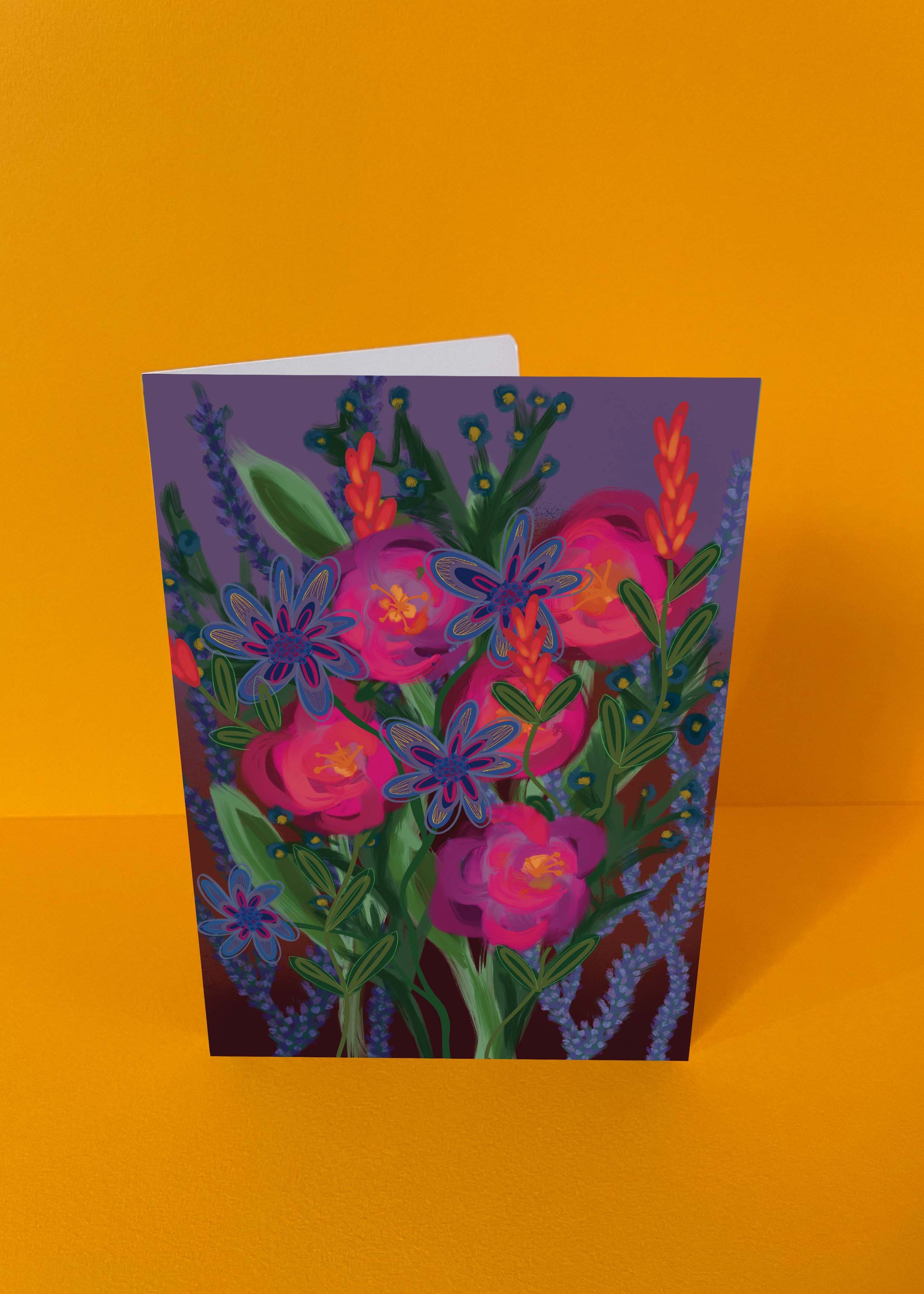 Dubbelgevouwen luxe A5-kaart van Studio LilaLine met op de voorkant een expressieve illustratie van een wilde bloem in paarse tinten, met accenten van roze en groen – de bloem heeft een losse, natuurlijke vorm en lijkt spontaan uit een veld geplukt. De stijl is speels en krachtig tegelijk, met een artistieke uitstraling. De binnenkant is blanco en biedt volop ruimte voor een persoonlijke boodschap vol gevoel.