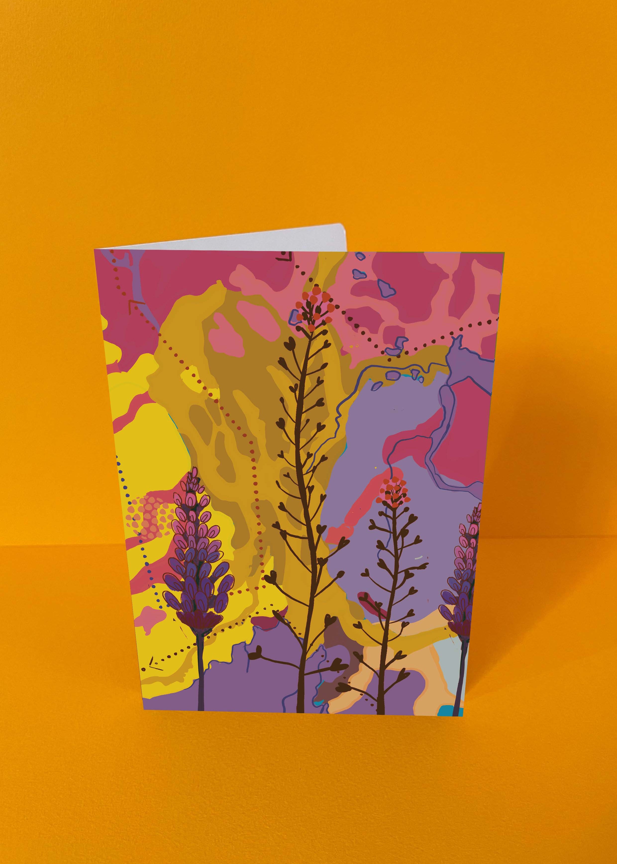 Dubbelgevouwen luxe A5-kaart van Studio LilaLine met op de voorkant een sierlijke illustratie van vingerhoedskruid in tinten roze, paars en zachtgeel – de lange bloeistengel buigt elegant omlaag met hangende klokvormige bloemen die rust en verfijning uitstralen. De compositie is zacht en dromerig. De binnenkant is blanco en biedt veel ruimte voor een warme, persoonlijke boodschap.