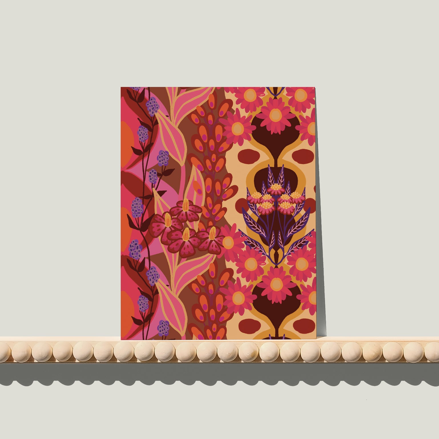Enkele A6-kaart van Studio LilaLine met een retro bloemenprint op de voorkant – het ontwerp bestaat uit grote, grafische bloemen in warme tinten roze en oranje. De vormen zijn speels en afgerond, met een vintage uitstraling die doet denken aan vrolijk behang uit de jaren 70. De kleuren spatten van het papier en zorgen voor een energieke sfeer. De achterkant is leeg en geschikt voor een handgeschreven boodschap.