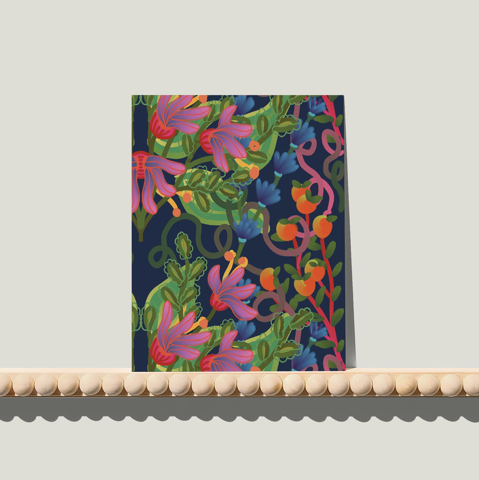 Enkele A6-kaart van Studio LilaLine met een feestelijke bloemenprint op de voorkant – het ontwerp toont uitbundige, fantasierijke bloemen in levendige tinten groen, roze en blauw. De vormen zijn speels en dansend, alsof de bloemen meebewegen op muziek. De kleuren knallen van het papier en geven een vrolijke, zomerse sfeer. De achterkant is leeg, met ruimte om een persoonlijke boodschap te schrijven.