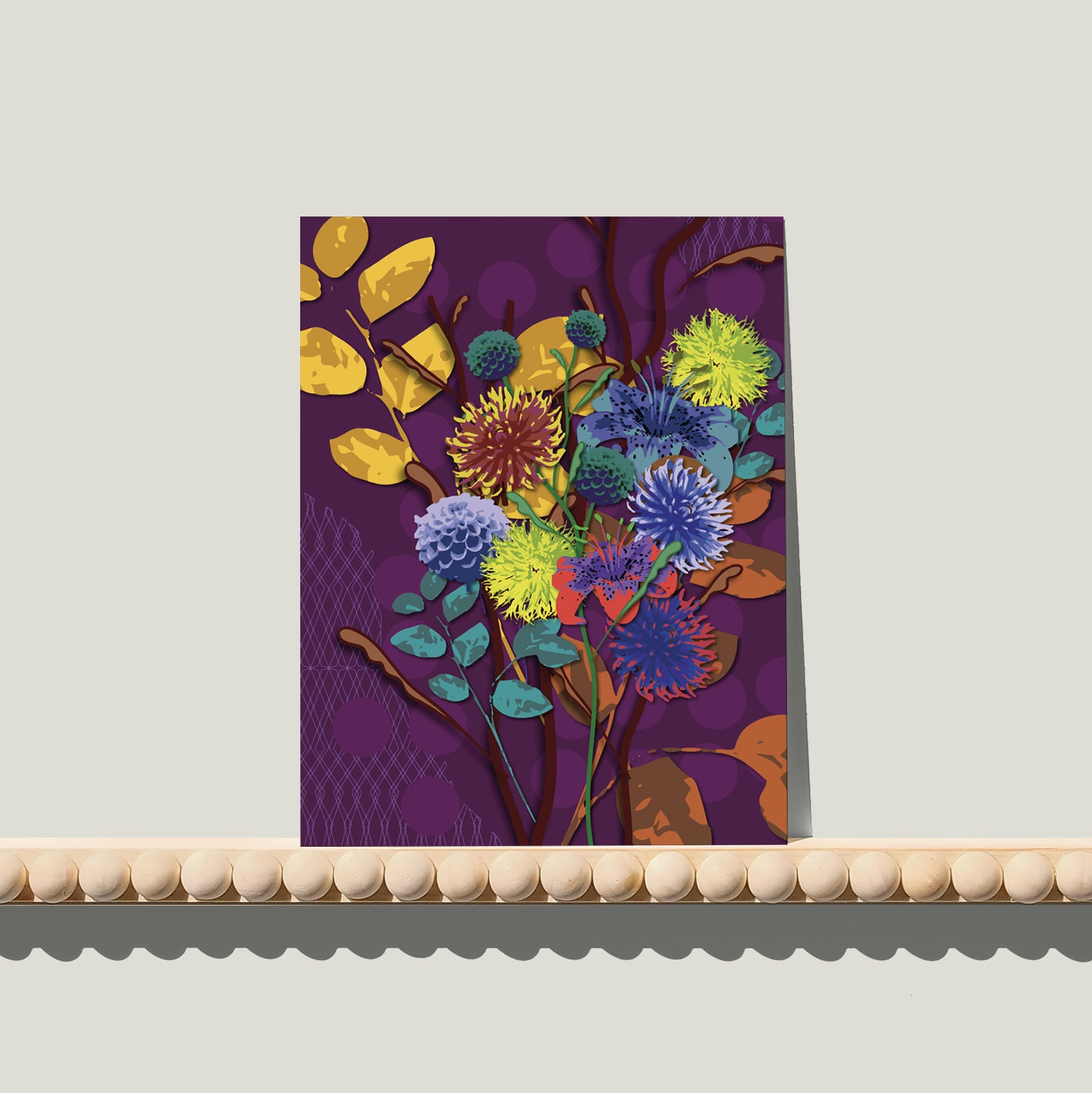 Enkele A6-kaart van Studio LilaLine met een expressieve dahlia-print op de voorkant – de bloem is vol en rond, opgebouwd uit lagen bloemblaadjes in paars, geel en blauw. De kleuren vloeien speels in elkaar over en geven de bloem een levendige en energieke uitstraling. De compositie is symmetrisch en krachtig. Op de achterkant is ruimte voor een persoonlijke boodschap.