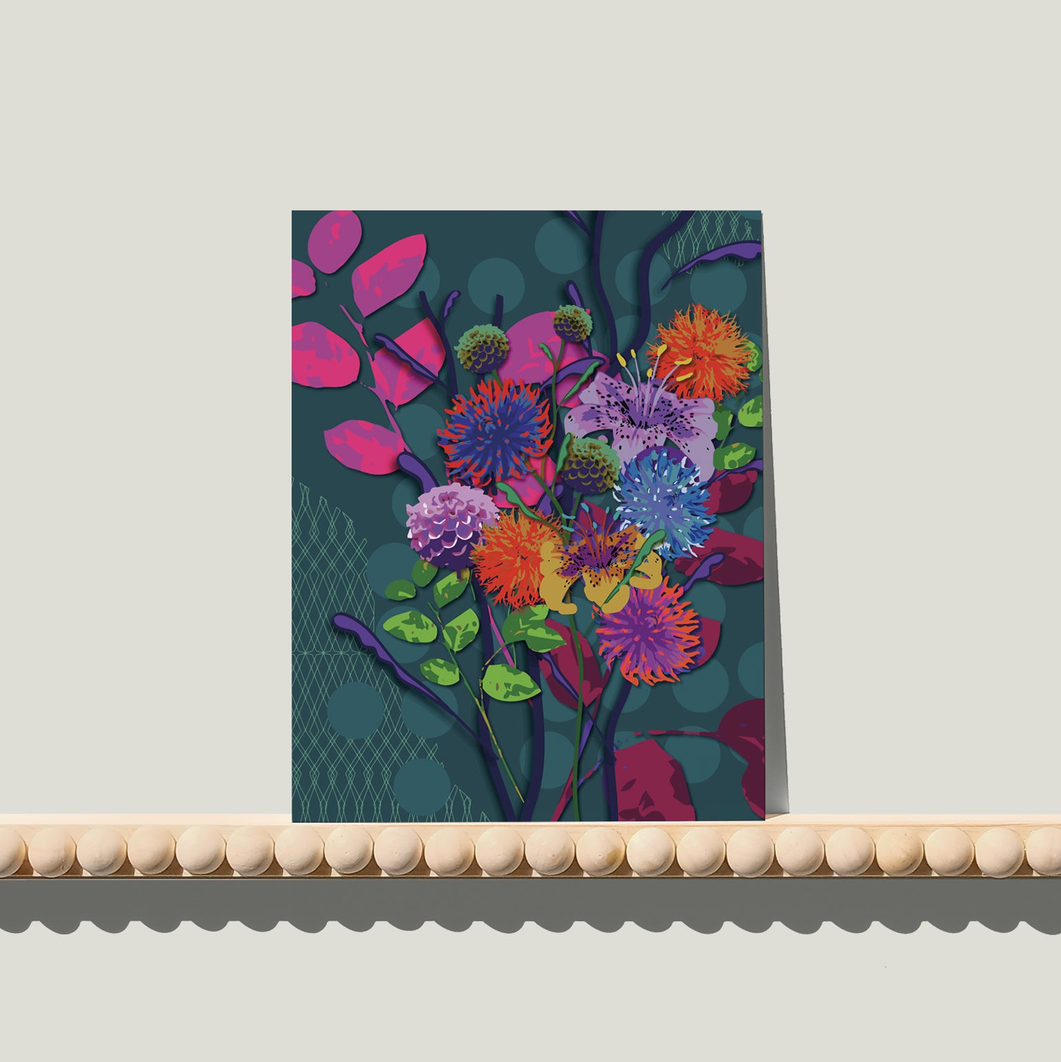 Enkele A6-kaart van Studio LilaLine met een weelderige dahlia-print op de voorkant – het ontwerp toont een grote bloem in volle bloei, met bloemblaadjes in petrol, roze en paarstinten die in lagen naar buiten stralen. De vorm is rond en symmetrisch, en de kleuren zorgen voor een diepe, bijna magische uitstraling. De achterkant is leeg, klaar voor een handgeschreven boodschap.