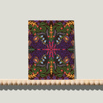 Enkele A6-kaart van Studio LilaLine met een kleurrijke grafische print op de voorkant – het ontwerp bestaat uit een retro patroon met ronde en gebogen vormen in diepe paarstinten, mosgroen en zachtgeel. De compositie voelt dynamisch en ritmisch aan, alsof je naar een abstract kunstwerk uit de jaren 70 kijkt. De achterkant is blanco met ruimte om zelf een boodschap te schrijven.