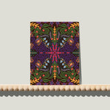 Enkele A6-kaart van Studio LilaLine met een kleurrijke grafische print op de voorkant – het ontwerp bestaat uit een retro patroon met ronde en gebogen vormen in diepe paarstinten, mosgroen en zachtgeel. De compositie voelt dynamisch en ritmisch aan, alsof je naar een abstract kunstwerk uit de jaren 70 kijkt. De achterkant is blanco met ruimte om zelf een boodschap te schrijven.