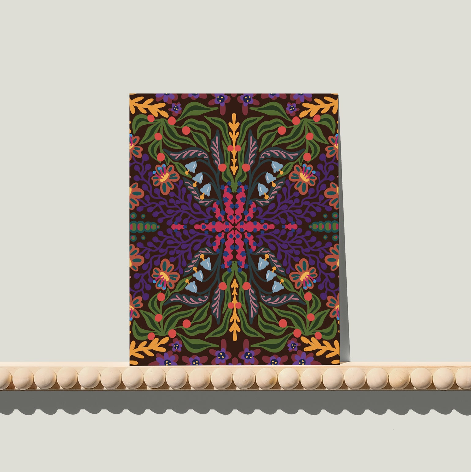 Enkele A6-kaart van Studio LilaLine met een kleurrijke grafische print op de voorkant – het ontwerp bestaat uit een retro patroon met ronde en gebogen vormen in diepe paarstinten, mosgroen en zachtgeel. De compositie voelt dynamisch en ritmisch aan, alsof je naar een abstract kunstwerk uit de jaren 70 kijkt. De achterkant is blanco met ruimte om zelf een boodschap te schrijven.