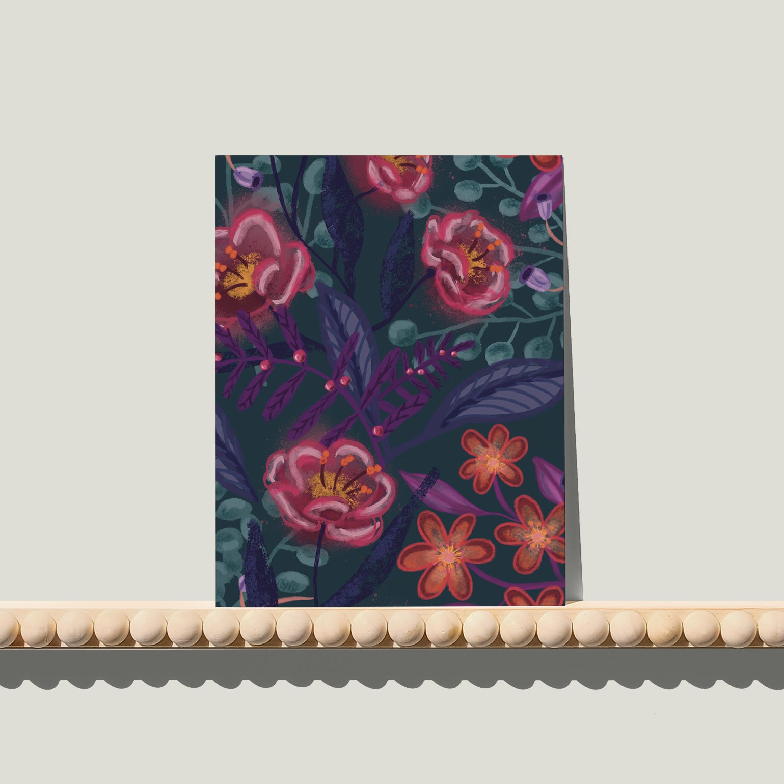 Enkele A6-kaart van Studio LilaLine met een dromerige bloemenprint op de voorkant – het ontwerp toont sierlijke bloemen in een diepe petrolkleur, gecombineerd met accenten van zacht roze. De vormen zijn vloeiend en licht abstract, alsof de bloemen uit een droom opdoemen. De sfeer is rustgevend en poëtisch. De achterkant biedt ruimte om met de hand een boodschap te schrijven.
