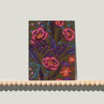 Enkele A6-kaart van Studio LilaLine met een warme bloemenprint op de voorkant – het ontwerp toont dromerige bloemvormen in zachte sepia- en rozetinten, met vloeiende lijnen die een nostalgische, bijna vintage sfeer oproepen. De compositie voelt als een stille bloemendroom, subtiel en liefdevol. De achterkant is leeg en klaar voor een persoonlijke boodschap.