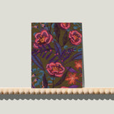 Enkele A6-kaart van Studio LilaLine met een warme bloemenprint op de voorkant – het ontwerp toont dromerige bloemvormen in zachte sepia- en rozetinten, met vloeiende lijnen die een nostalgische, bijna vintage sfeer oproepen. De compositie voelt als een stille bloemendroom, subtiel en liefdevol. De achterkant is leeg en klaar voor een persoonlijke boodschap.