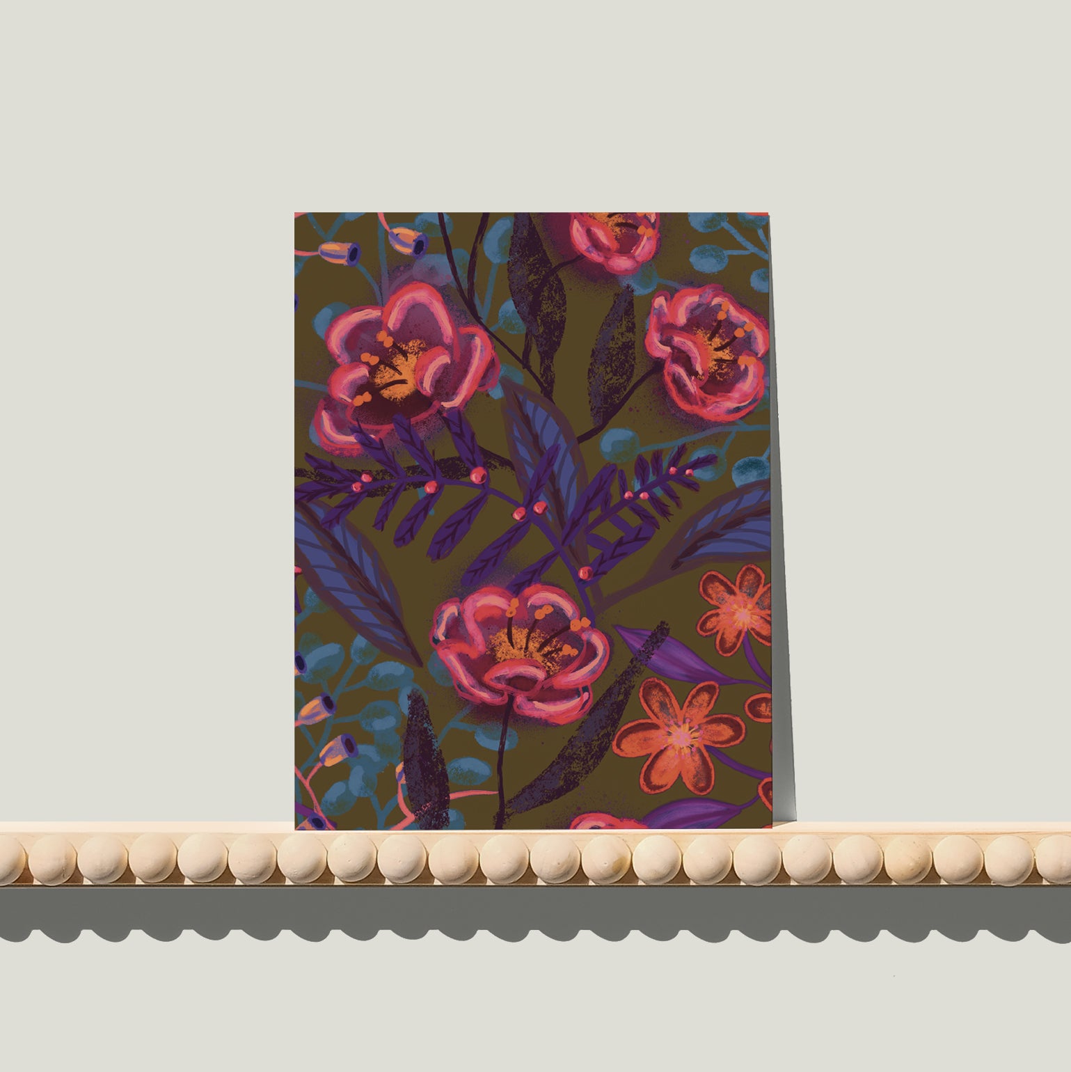 Enkele A6-kaart van Studio LilaLine met een warme bloemenprint op de voorkant – het ontwerp toont dromerige bloemvormen in zachte sepia- en rozetinten, met vloeiende lijnen die een nostalgische, bijna vintage sfeer oproepen. De compositie voelt als een stille bloemendroom, subtiel en liefdevol. De achterkant is leeg en klaar voor een persoonlijke boodschap.