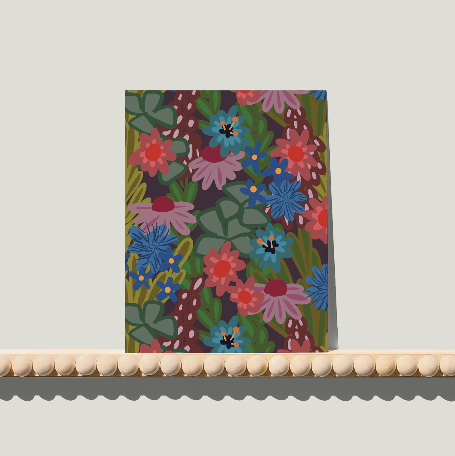 Enkele A6-kaart van Studio LilaLine met een frisse bloemenprint op de voorkant – het ontwerp toont openbloeiende bloemen in koele tinten blauw en groen. De vormen zijn speels en organisch, alsof de bloemen zachtjes wiegen in de wind op een heldere ochtend. De sfeer is kalm maar vrolijk. De achterkant biedt ruimte om zelf een bericht te schrijven.
