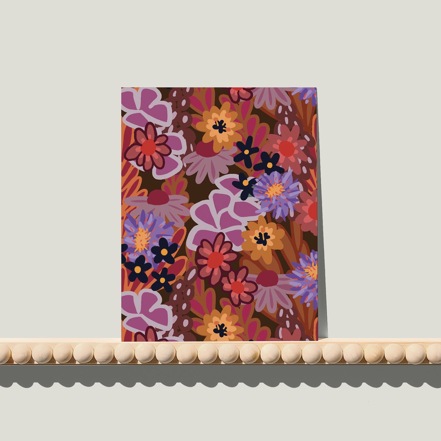 Enkele A6-kaart van Studio LilaLine met een uitbundige bloemenprint op de voorkant – de illustratie toont speelse, openbloeiende bloemen in vrolijke tinten roze en oranje. De stijl is licht en zwierig, alsof de bloemen net zijn opengesprongen op een zonnige lentedag. De compositie voelt luchtig en opgewekt. Op de achterkant is ruimte voor een persoonlijke boodschap.