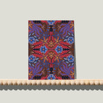 Enkele A6-kaart van Studio LilaLine met een symmetrische bloemenprint op de voorkant – het ontwerp toont spiegelende bloemvormen in diepe blauwtinten met accenten van rood. De vormen zijn sierlijk en ritmisch, alsof twee bloemen tegenover elkaar in een dans zijn bevroren. De kleuren geven de kaart een levendige maar toch harmonieuze uitstraling. Op de achterkant is ruimte voor een persoonlijke boodschap.