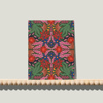 Enkele A6-kaart van Studio LilaLine met een symmetrische bloemenprint op de voorkant – het ontwerp bestaat uit spiegelende bloemvormen in groen, roze en blauw. De compositie voelt bijna als een vlinder of een inktvlektest: perfect in balans, met sierlijke lijnen die naar buiten toe uitwaaieren. De kleuren zorgen voor een frisse, dromerige uitstraling. De achterkant is leeg en klaar voor een handgeschreven boodschap.
