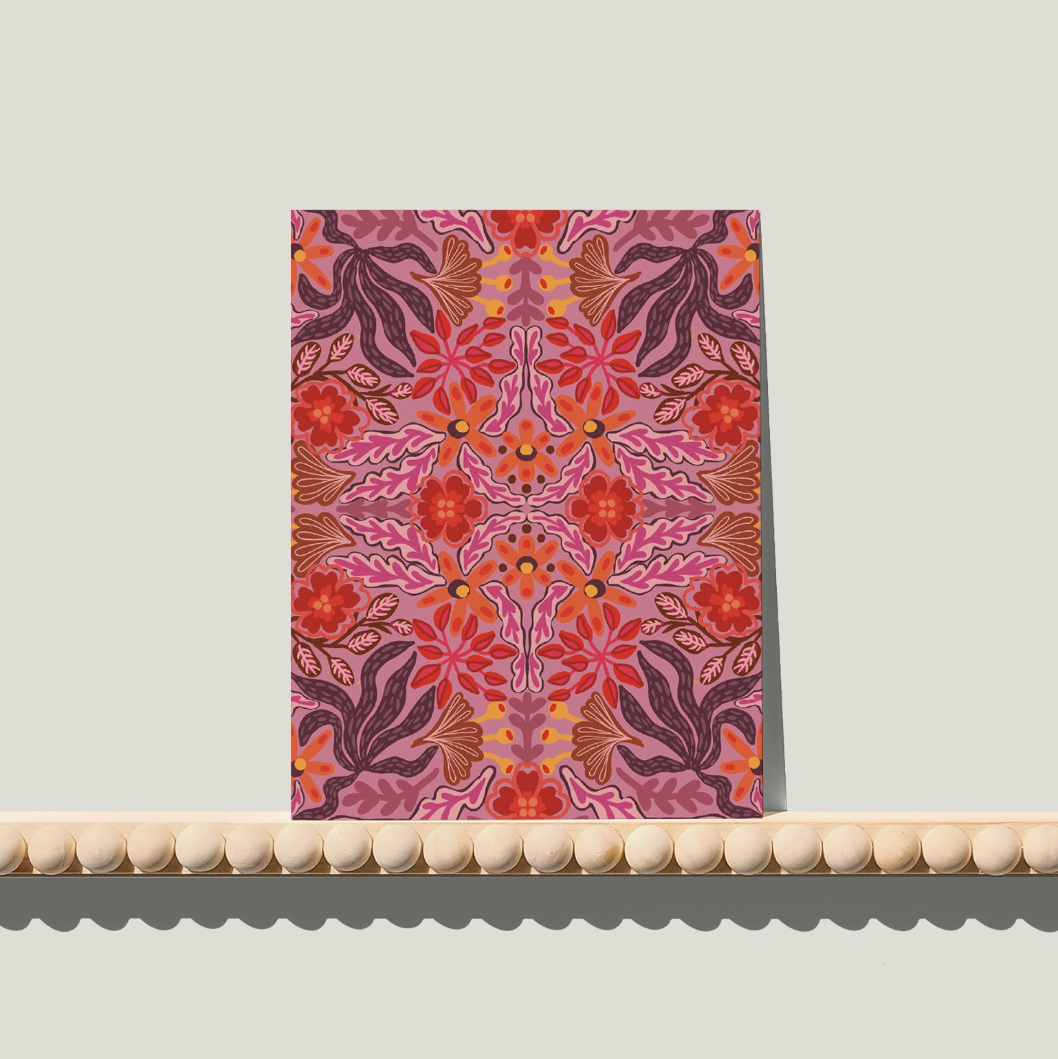 Enkele A6-kaart van Studio LilaLine met een sierlijke spiegelbloemenprint op de voorkant – het ontwerp toont symmetrische bloemvormen in warme roze tinten, met subtiele schakeringen die doen denken aan bloemblaadjes in volle bloei. De compositie is zacht en evenwichtig, met een elegante uitstraling. De achterkant is blanco en geschikt voor een persoonlijke boodschap.