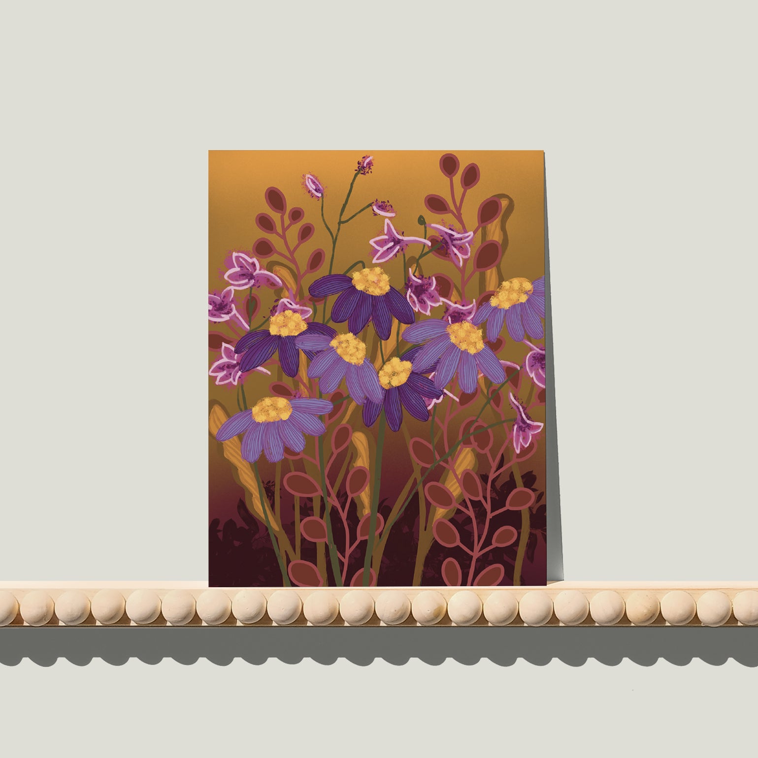 Enkele A6-kaart van Studio LilaLine met een bloemrijke print op de voorkant – het ontwerp toont een gestileerde Perzische margriet in diepe okertinten en paars. De bloem straalt symmetrie uit, met een grafische uitstraling en verfijnde details die doen denken aan sierlijke patronen uit textiel of keramiek. De kleuren zijn warm en rijk. De achterkant biedt ruimte voor een handgeschreven boodschap.