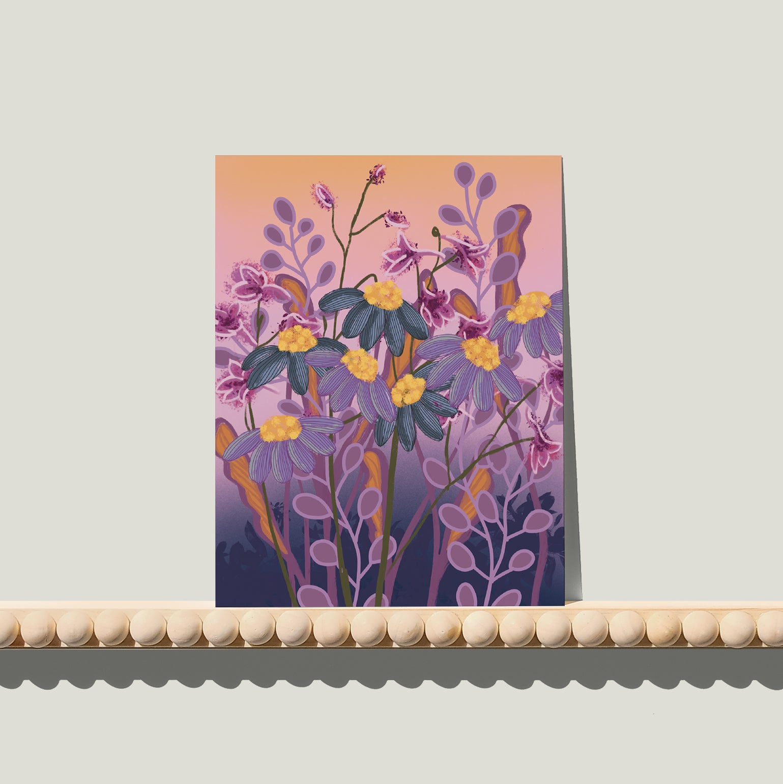 Enkele A6-kaart van Studio LilaLine met een gestileerde bloemenprint op de voorkant – het ontwerp toont een Perzisch geïnspireerde margriet in roze en paars, met sierlijke, symmetrische bloemblaadjes die als een mandala rondom het hart liggen. De uitstraling is zacht, decoratief en een tikkeltje dromerig. De achterkant is blanco en klaar om een persoonlijke boodschap op te schrijven.