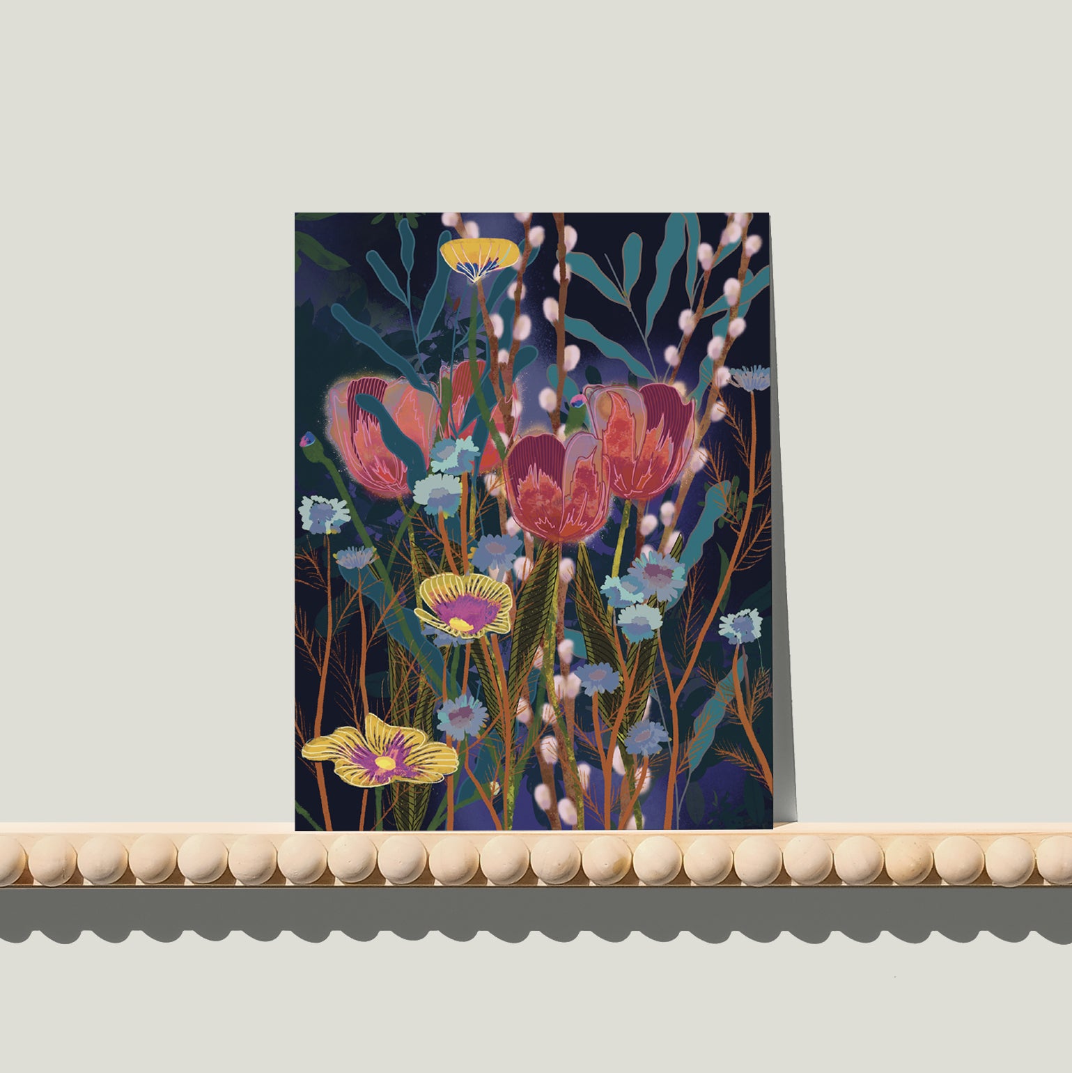Enkele A6-kaart van Studio LilaLine met een moderne tulpenprint op de voorkant – de illustratie toont een tulp in donkerblauw met speelse accenten van roze en geel. De bloem heeft een elegante vorm met een creatieve, grafische invulling die doet denken aan een hedendaagse bloemenposter. De kleuren geven een krachtig maar vriendelijk contrast. De achterkant is leeg en bedoeld voor een persoonlijke boodschap.