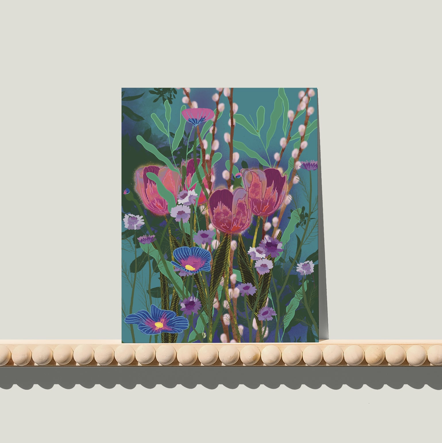 Enkele A6-kaart van Studio LilaLine met een gestileerde tulpenprint op de voorkant – het ontwerp toont een elegante tulp in diepe petrolkleur met accenten van zacht roze. De bloem staat centraal en straalt rust en eenvoud uit, met vloeiende lijnen en een moderne twist. De kleuren zorgen voor een frisse en tegelijk warme uitstraling. De achterkant is blanco en geschikt voor een persoonlijke boodschap. 