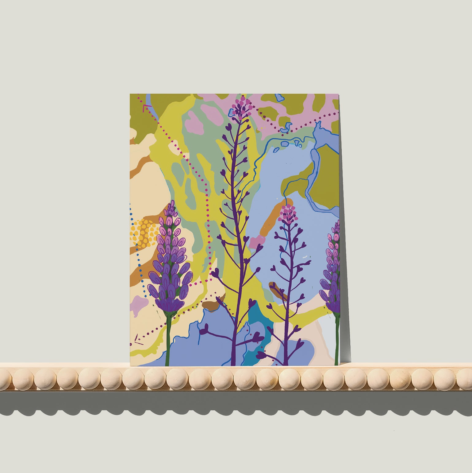 Enkele A6-kaart van Studio LilaLine met een botanische print van vingerhoedskruid op de voorkant – het ontwerp toont de lange bloeistengel van deze plant met klokvormige bloemen in groen, blauw en paars. De bloemen hangen in een sierlijke boog naar beneden en stralen een sprookjesachtige rust uit. De illustratie is gedetailleerd en zacht. De achterkant is blanco en bedoeld voor een persoonlijke boodschap.