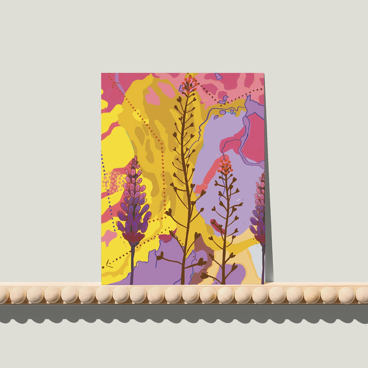 Enkele A6-kaart van Studio LilaLine met een sierlijke print van vingerhoedskruid op de voorkant – het ontwerp toont een elegante bloeistengel met hangende klokvormige bloemen in roze, geel en paars. De bloemen vormen een vloeiende lijn omlaag en hebben een zachte, dromerige uitstraling. De compositie voelt vrolijk en verfijnd. De achterkant is blanco en biedt ruimte voor een persoonlijke boodschap.