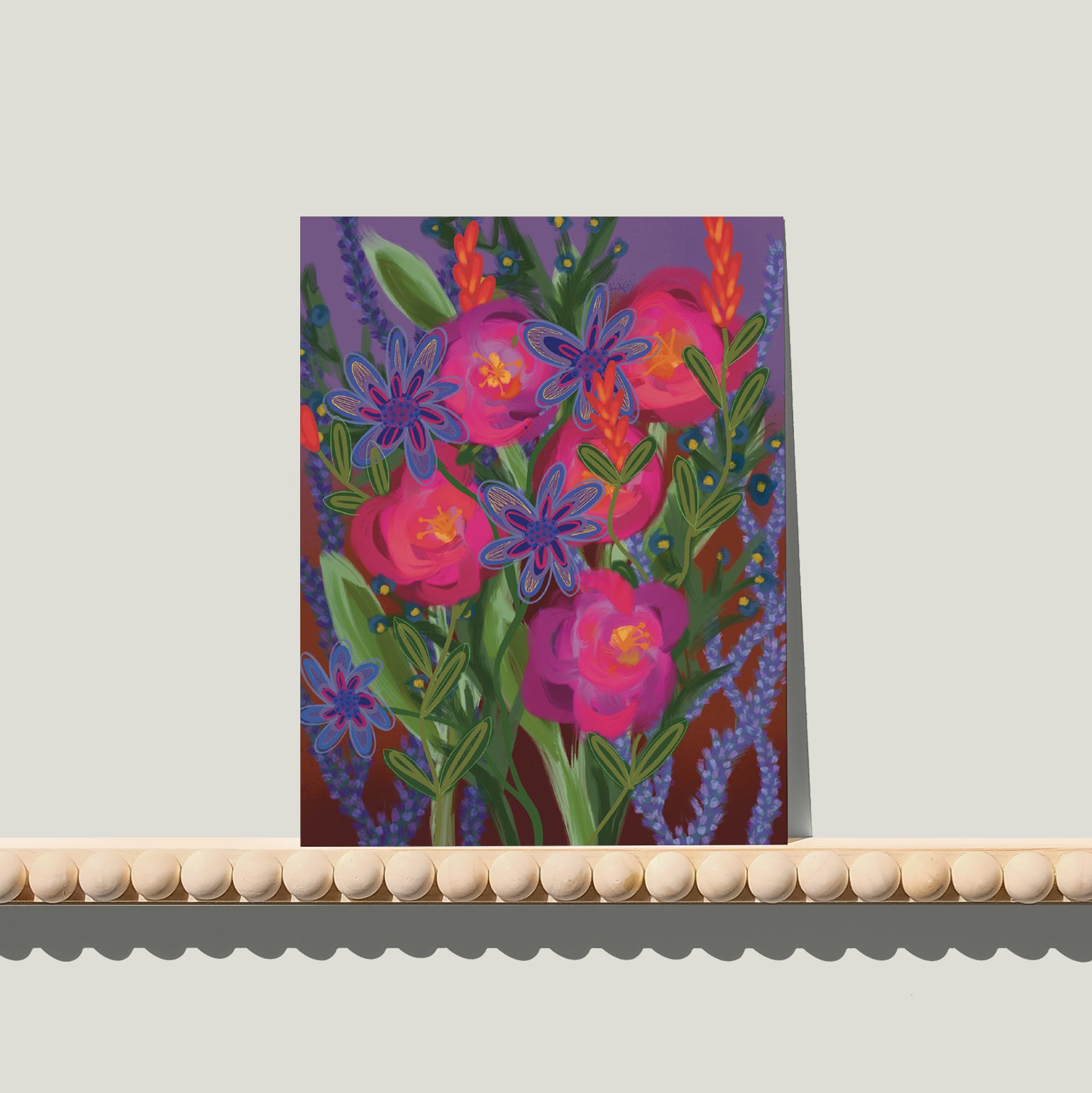 Enkele A6-kaart van Studio LilaLine met een fantasierijke bloemenprint op de voorkant – het ontwerp toont een wilde, vrij gevormde bloem in paarse tinten, met accenten van roze en groen. De bloem straalt uitbundigheid en beweging uit, alsof ze spontaan is ontstaan in een veld vol kleur. De stijl is speels en licht abstract. De achterkant is blanco en geschikt voor een handgeschreven boodschap.