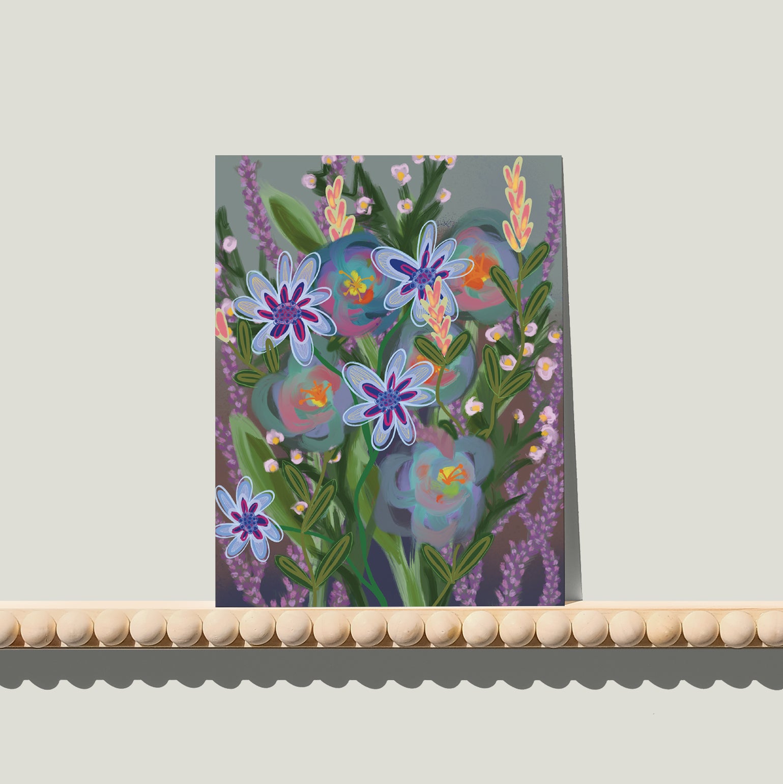 Enkele A6-kaart van Studio LilaLine met een zachte bloemenprint op de voorkant – het ontwerp toont een wilde bloem in pastelkleuren, met bloemblaadjes in blauw, paars en groen. De vormen zijn losjes en organisch, alsof de bloem net uit een dromerig lentelandschap is geplukt. De sfeer is rustig en vriendelijk. De achterkant is blanco en klaar voor een persoonlijke boodschap.