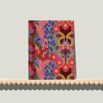 Enkele A6-kaart van Studio LilaLine met een retro bloemenprint op de voorkant – het ontwerp toont gestileerde bloemen in een speelse compositie van blauw, oranje en paars. De vormen zijn rond, grof en grafisch, met een duidelijke knipoog naar de jaren 60 en 70. De kleuren zijn krachtig en vrolijk, perfect voor een opbeurende boodschap. De achterkant is blanco en klaar om op te schrijven.