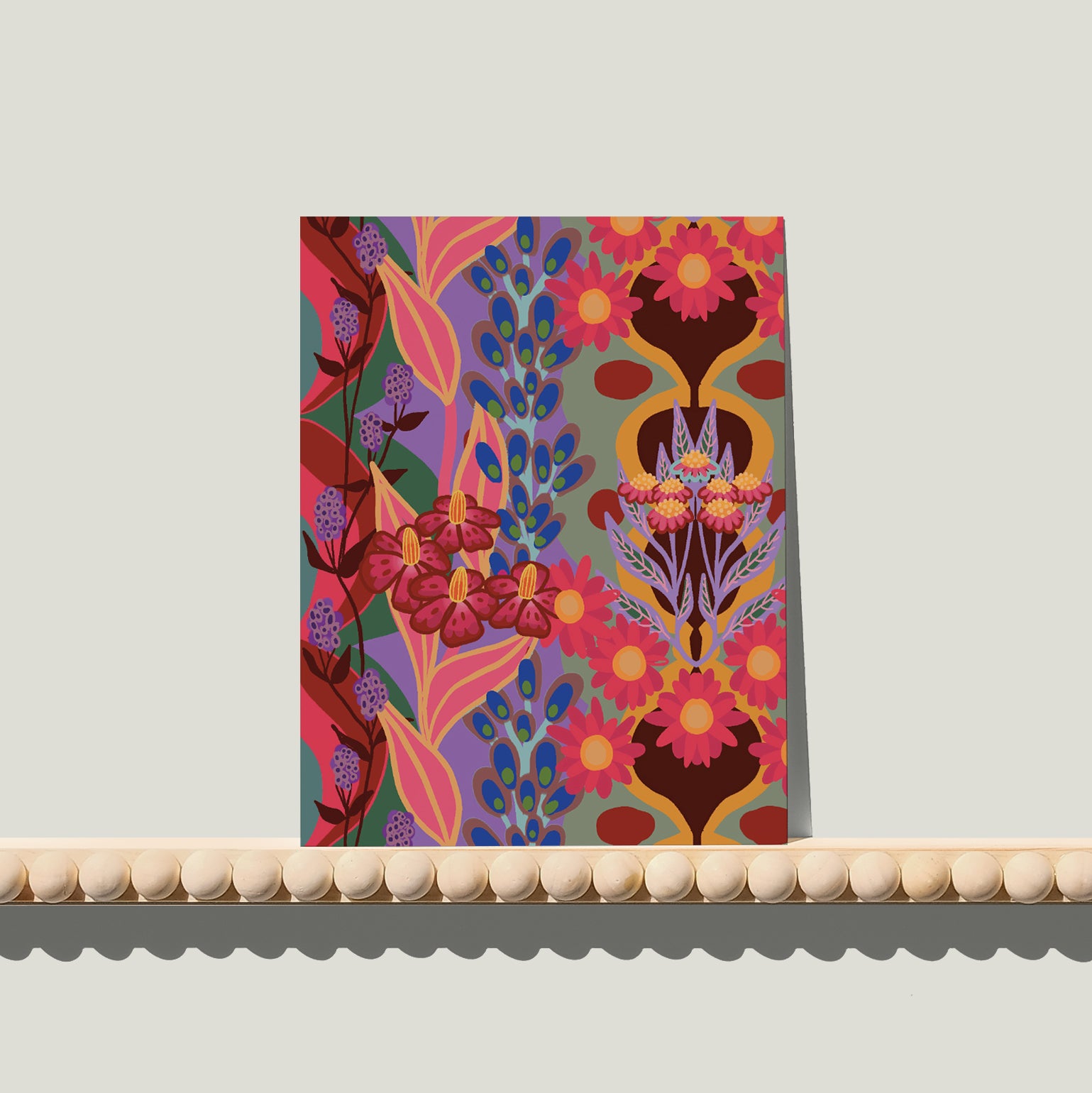 Enkele A6-kaart van Studio LilaLine met een retro bloemenprint op de voorkant – het ontwerp toont gestileerde bloemen in een speelse compositie van blauw, oranje en paars. De vormen zijn rond, grof en grafisch, met een duidelijke knipoog naar de jaren 60 en 70. De kleuren zijn krachtig en vrolijk, perfect voor een opbeurende boodschap. De achterkant is blanco en klaar om op te schrijven.