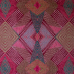 Zachte, goed absorberende badmat van Studio LilaLine met een speels diamantpatroon in roze, groen en mosterdgeel – de grafische vormen wisselen elkaar af in een ritmisch patroon dat doet denken aan een retro mozaïek. De kleuren zorgen voor een vrolijke en warme sfeer in de badkamer. De mat voelt heerlijk zacht onder de voeten.